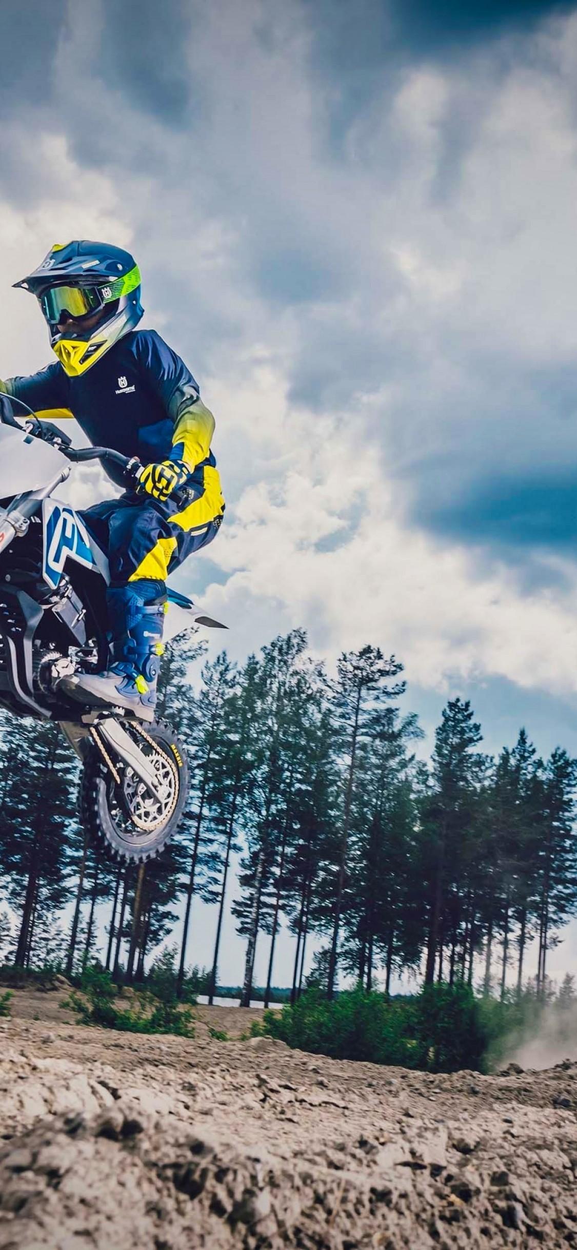 1125x2436 Dirt Race, Husqvarna Ee Jump Dirt Bike HD Wallpaper