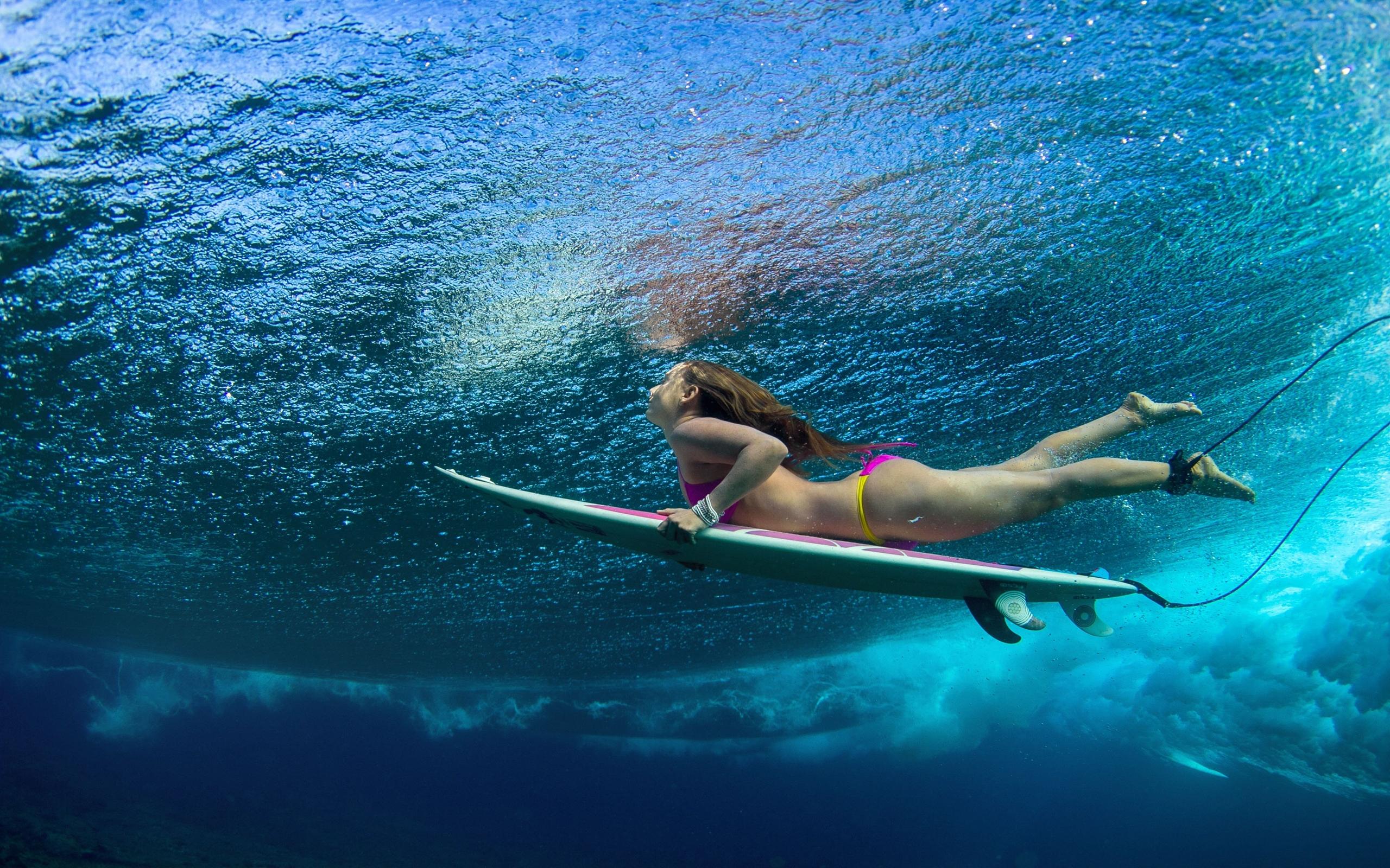 2560x1600 Big Wave Surfing Women HD Wallpaper