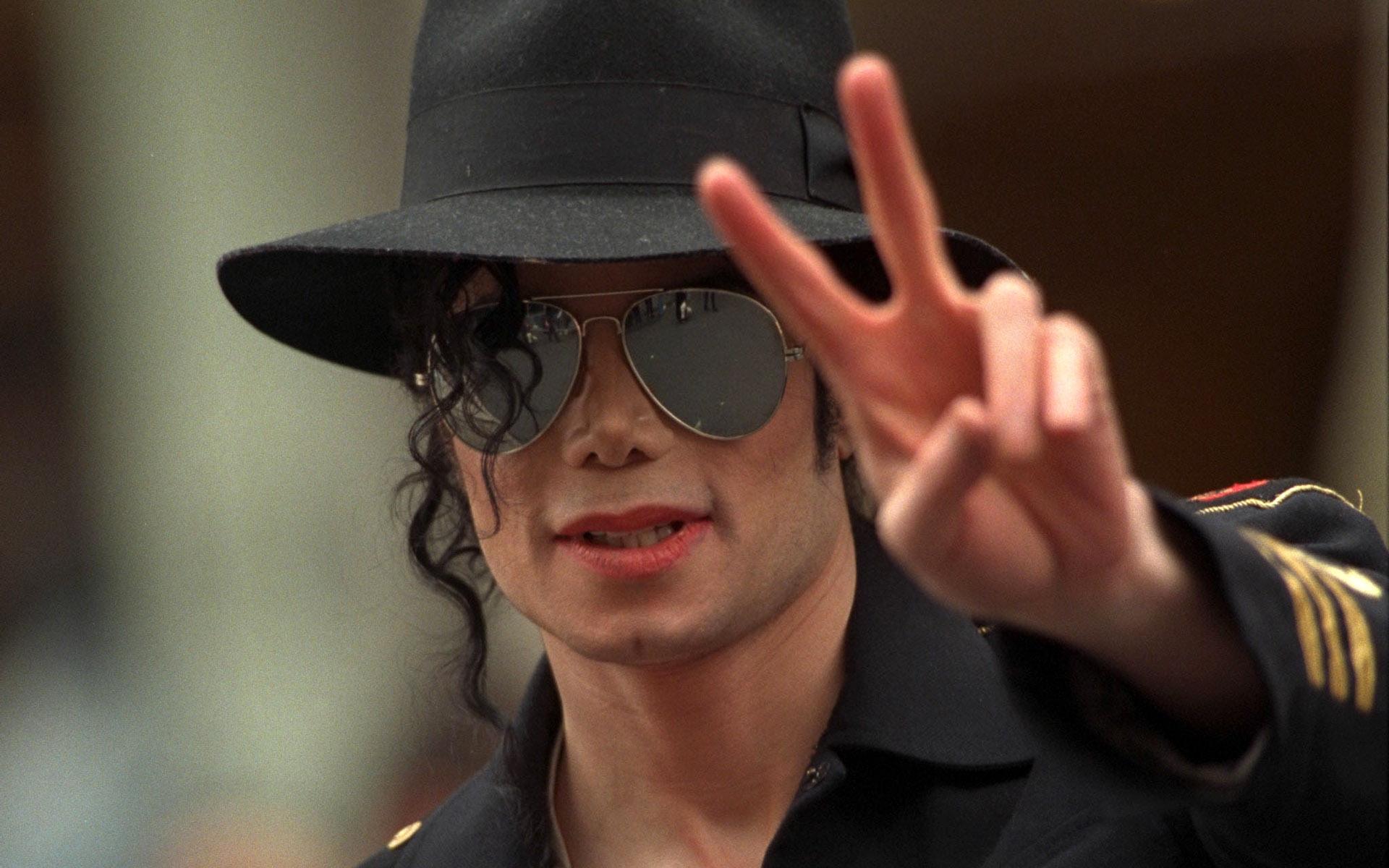 1920x1200 MICHAEL JACKSON MAKES HIS ENTRANCE AT THE GREVIN MUSEUM joe jackson