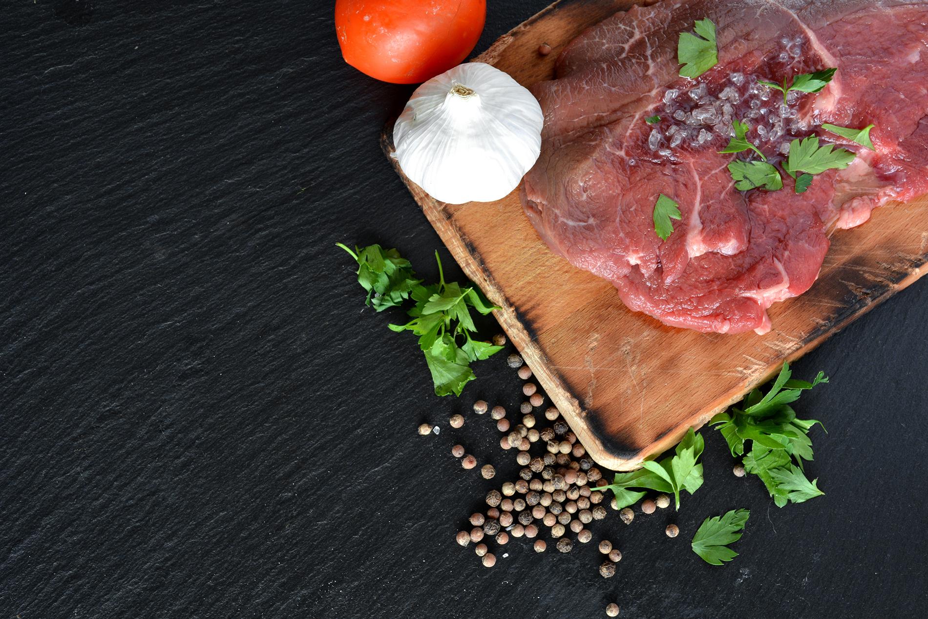 1900x1267 Pepper and fresh meat on a chopping board 53942