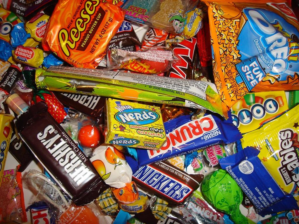 1024x768 Halloween Candy Wallpaper
