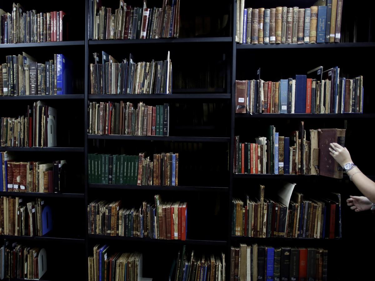 1200x900 College Students Aren't Checking Out Books