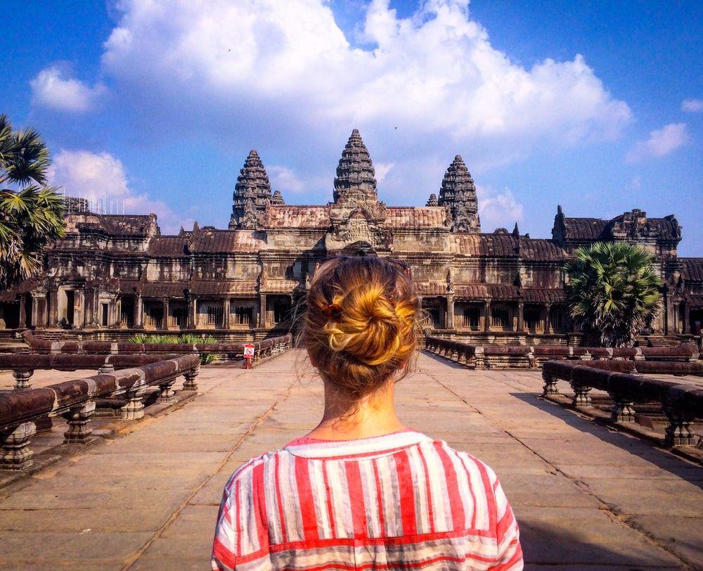 1000x812 Traveling Women Wallpaper