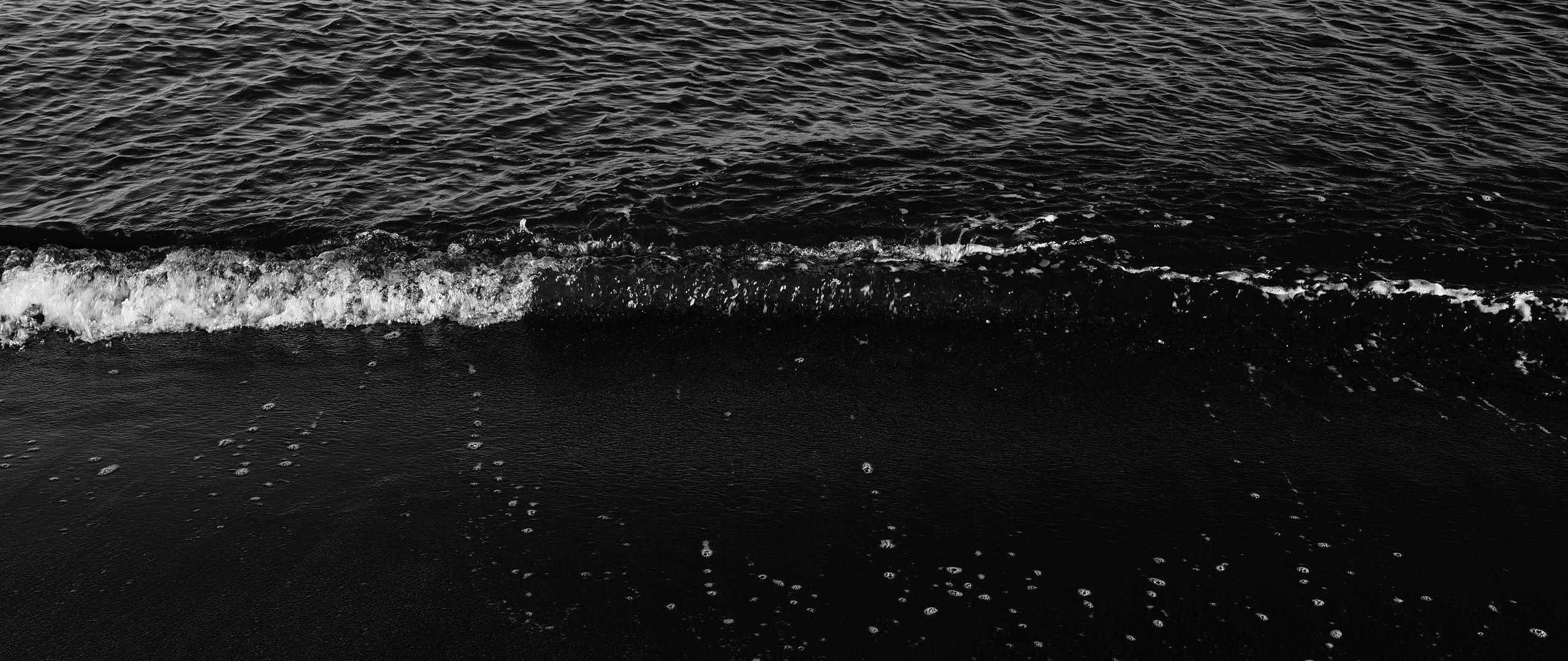 Текст черные волны. Черный пляж. Море чб. Волны на черном фоне. Волны чб.