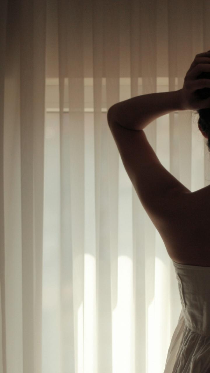 720x1280 girl, brunette, back, shadow Galaxy s3 wallpaper