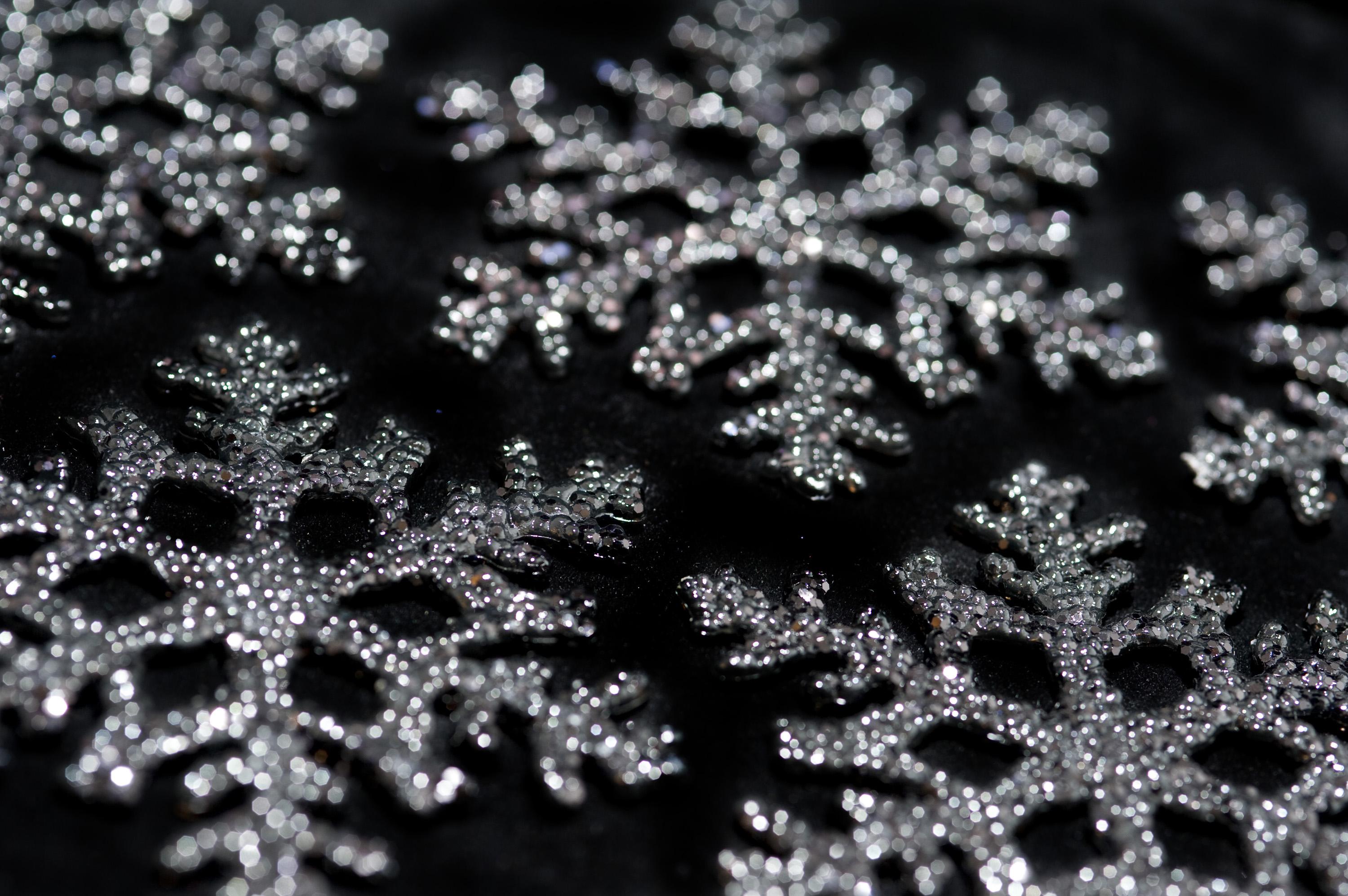 3000x1996 Photo of snowflake decorations. Free christmas image