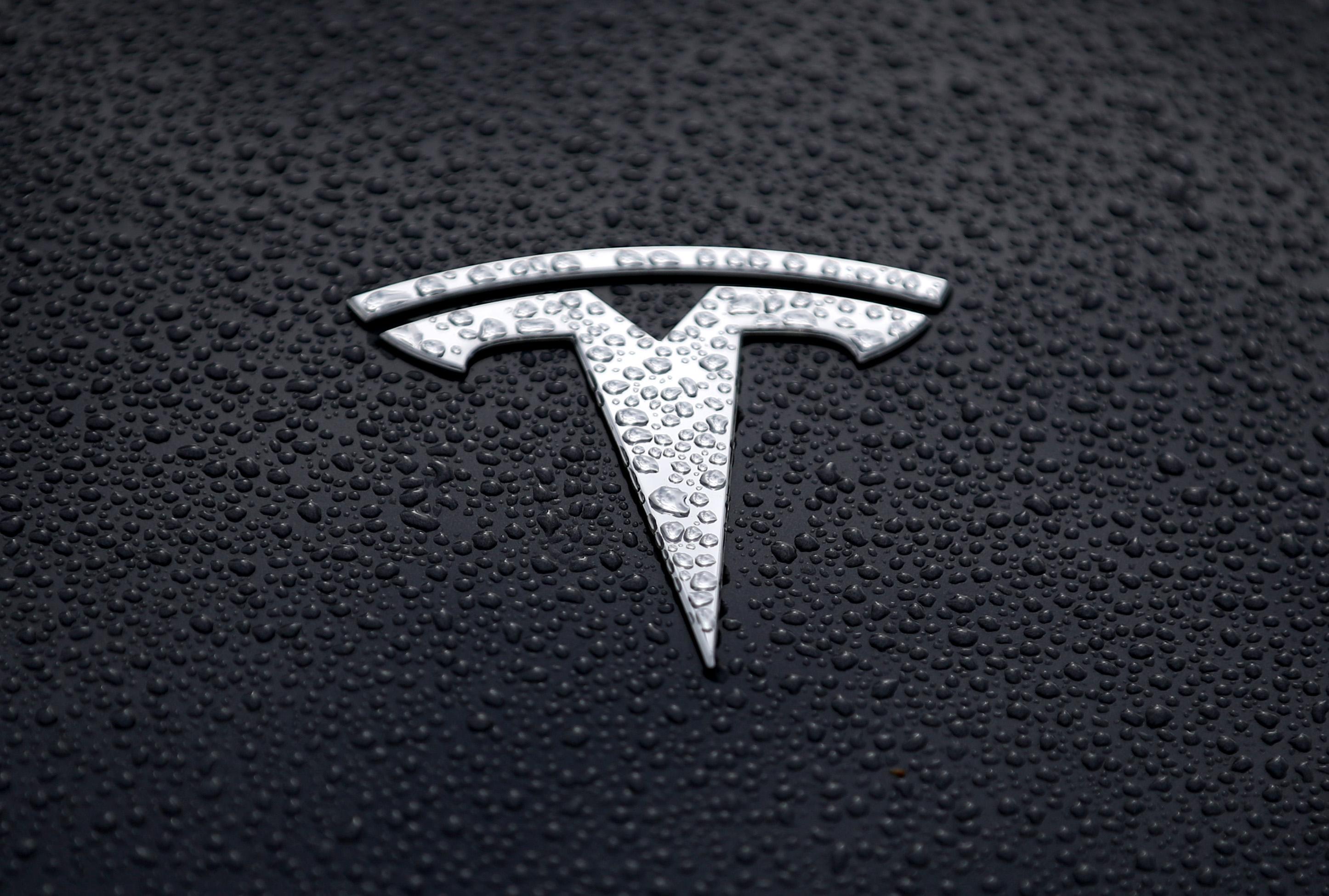 2892x1950 Walmart sues Tesla after it says solar panels caught fire on store roofs