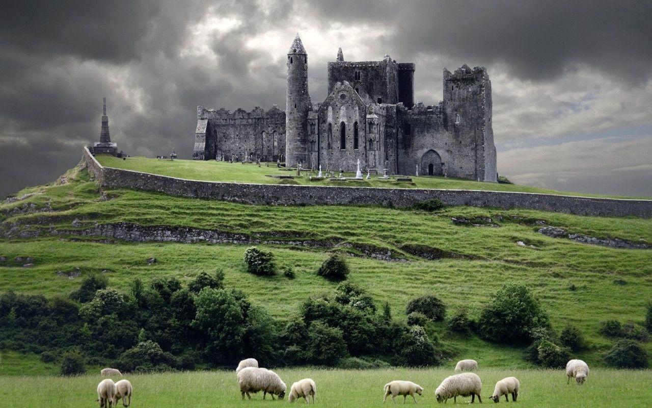 Chào mừng bạn đến với Lâu đài Ireland quyến rũ này! Hãy xem bức ảnh để khám phá điểm đến bí ẩn này với tầm nhìn từ trên cao. Bạn sẽ được tận mắt chiêm ngưỡng kiến trúc độc đáo của lâu đài và cảnh quan ngoạn mục xung quanh.