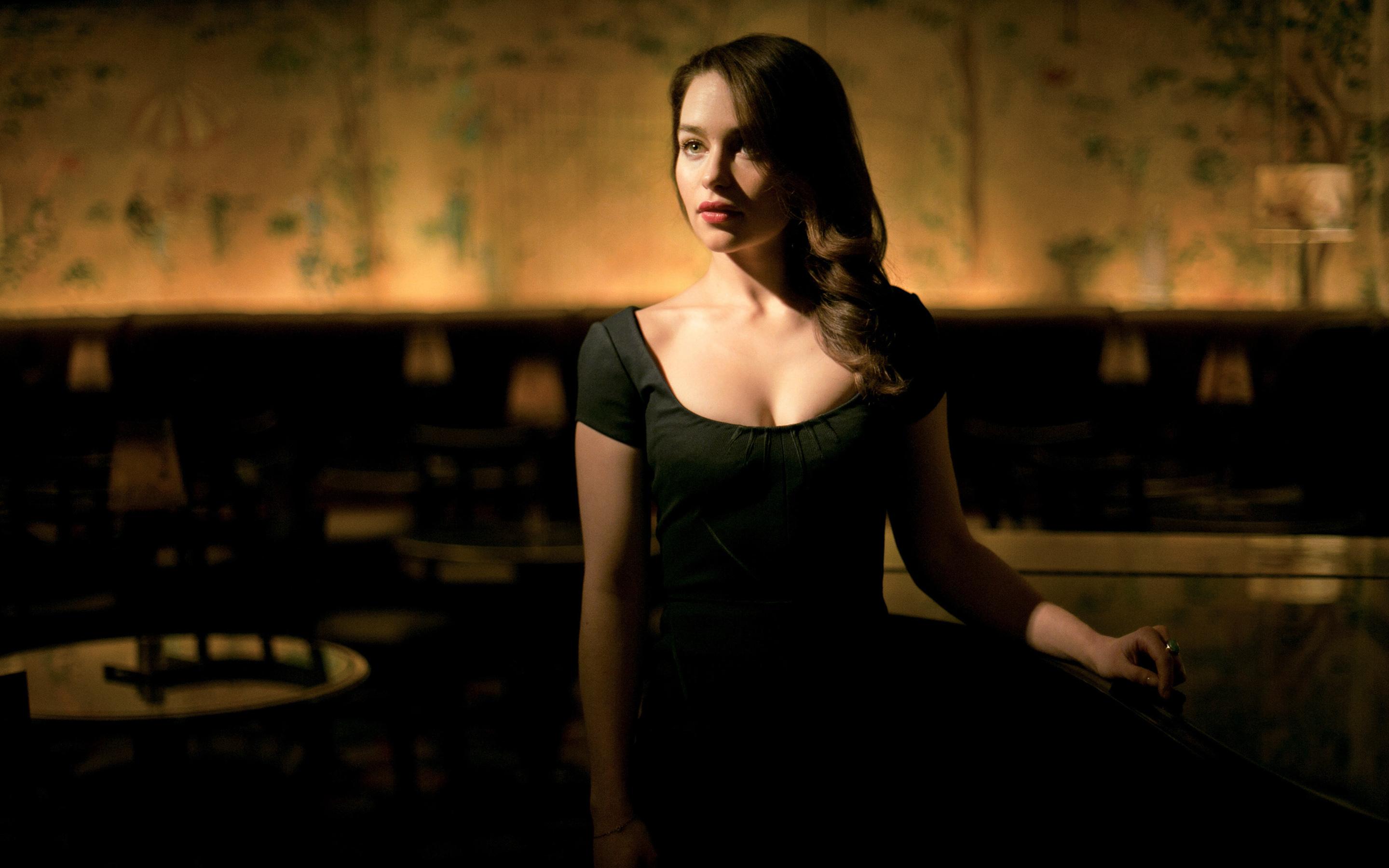 2880x1800 Emilia Clarke HD Wallpaper for desktop download