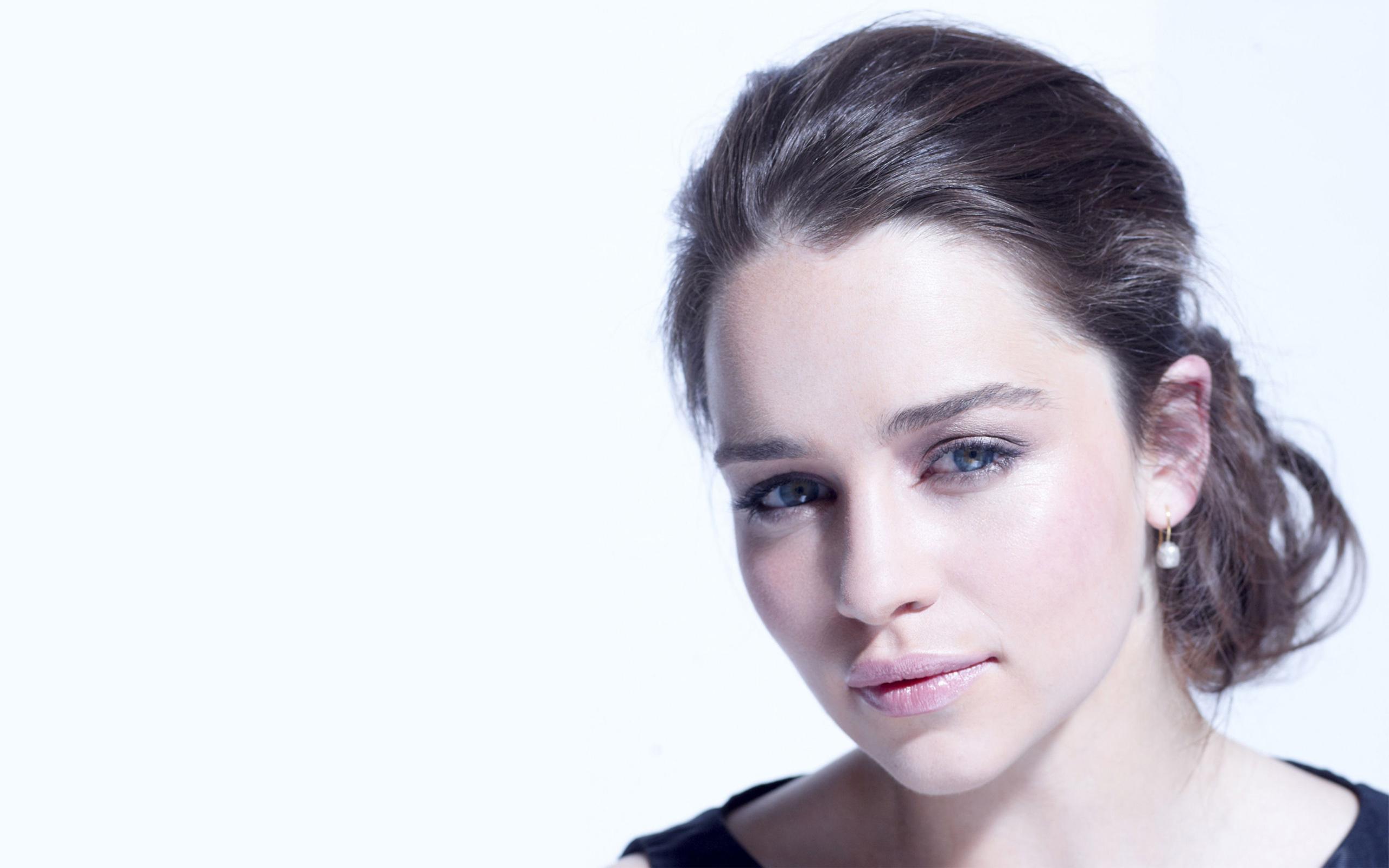 2560x1600 Emilia Clarke HD Wallpaper for desktop download