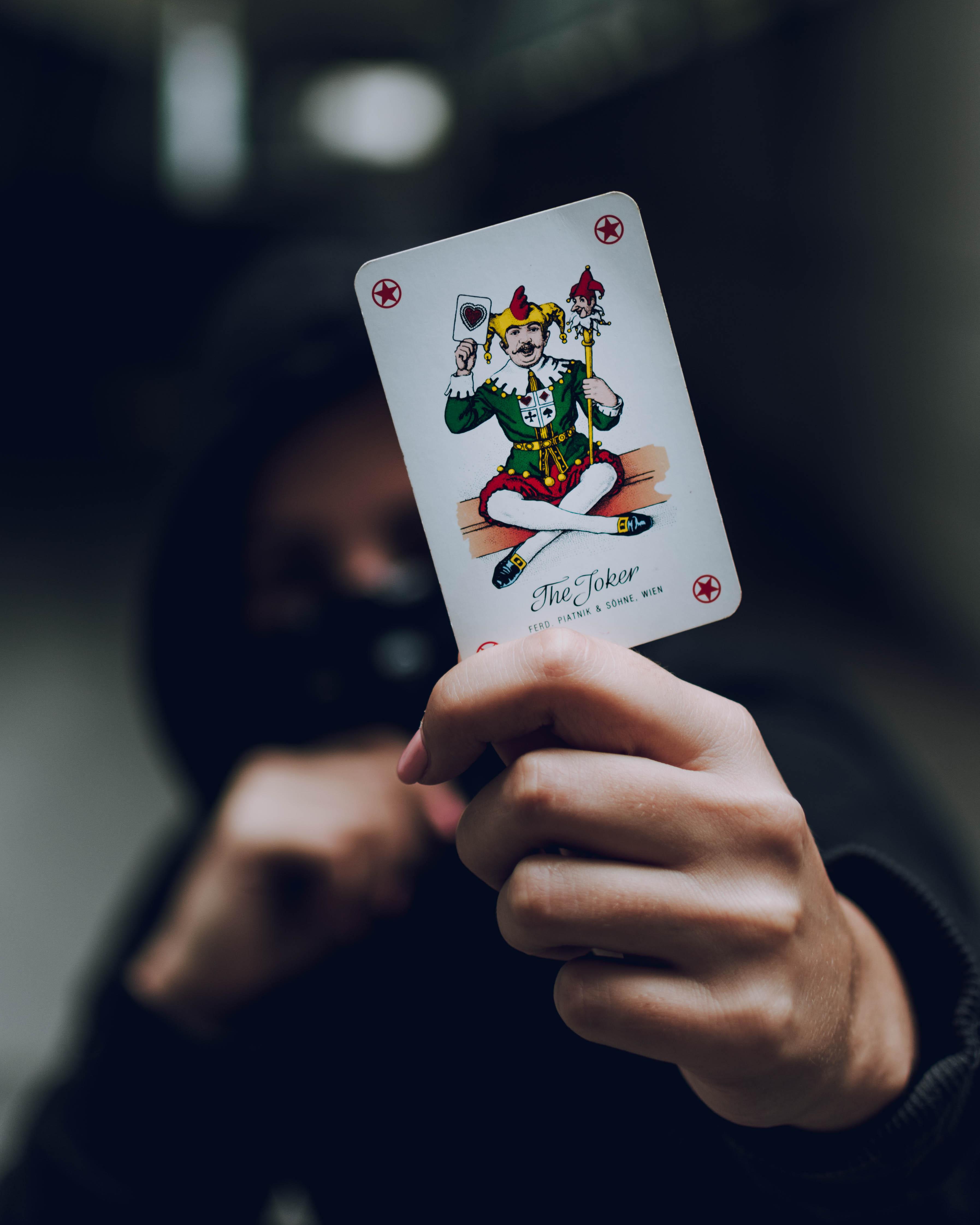 3589x4486 Foto Fokus Selektif Orang Yang Memegang Kartu Joker · Foto Stok Gratis