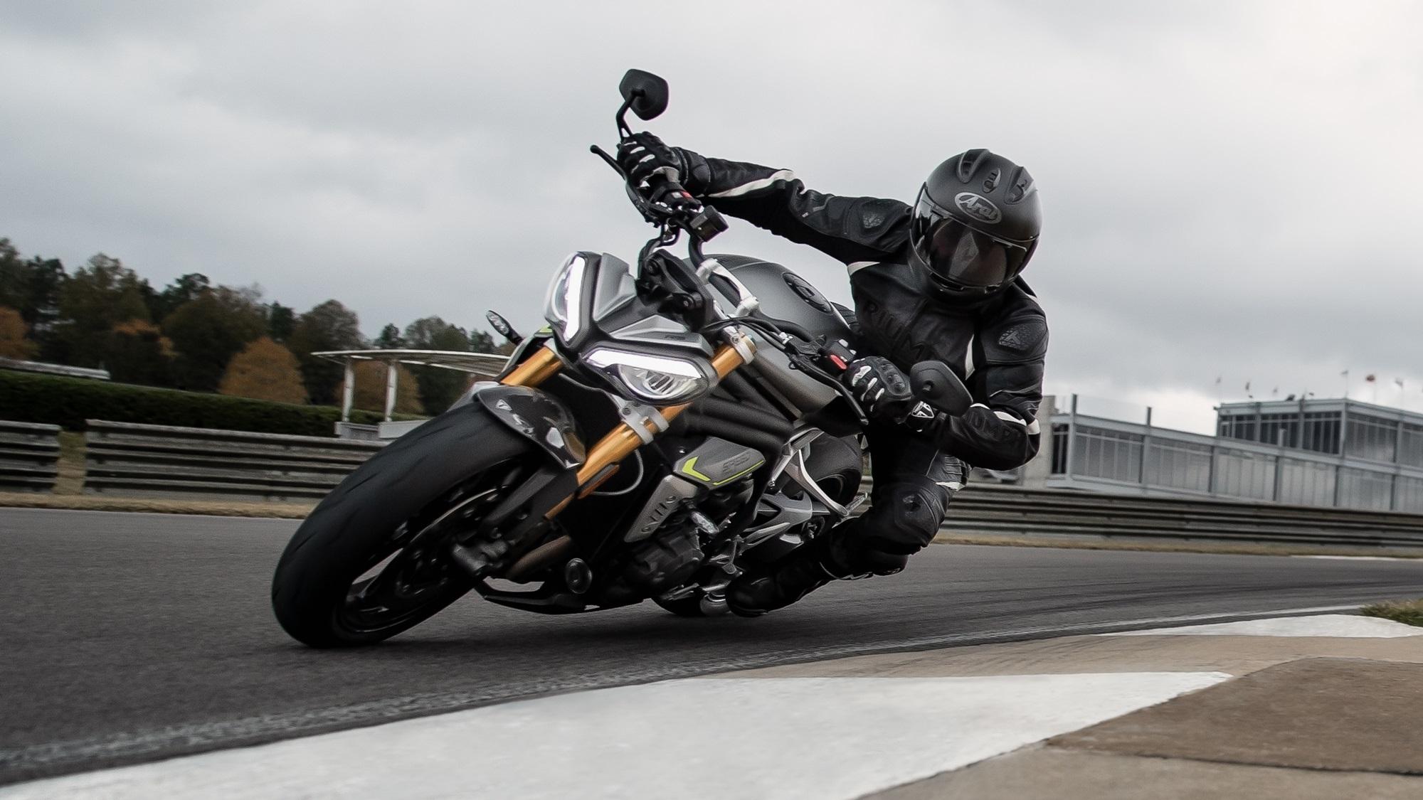 2000x1125 Triumph Speed Triple RS 1200 HD wallpaper