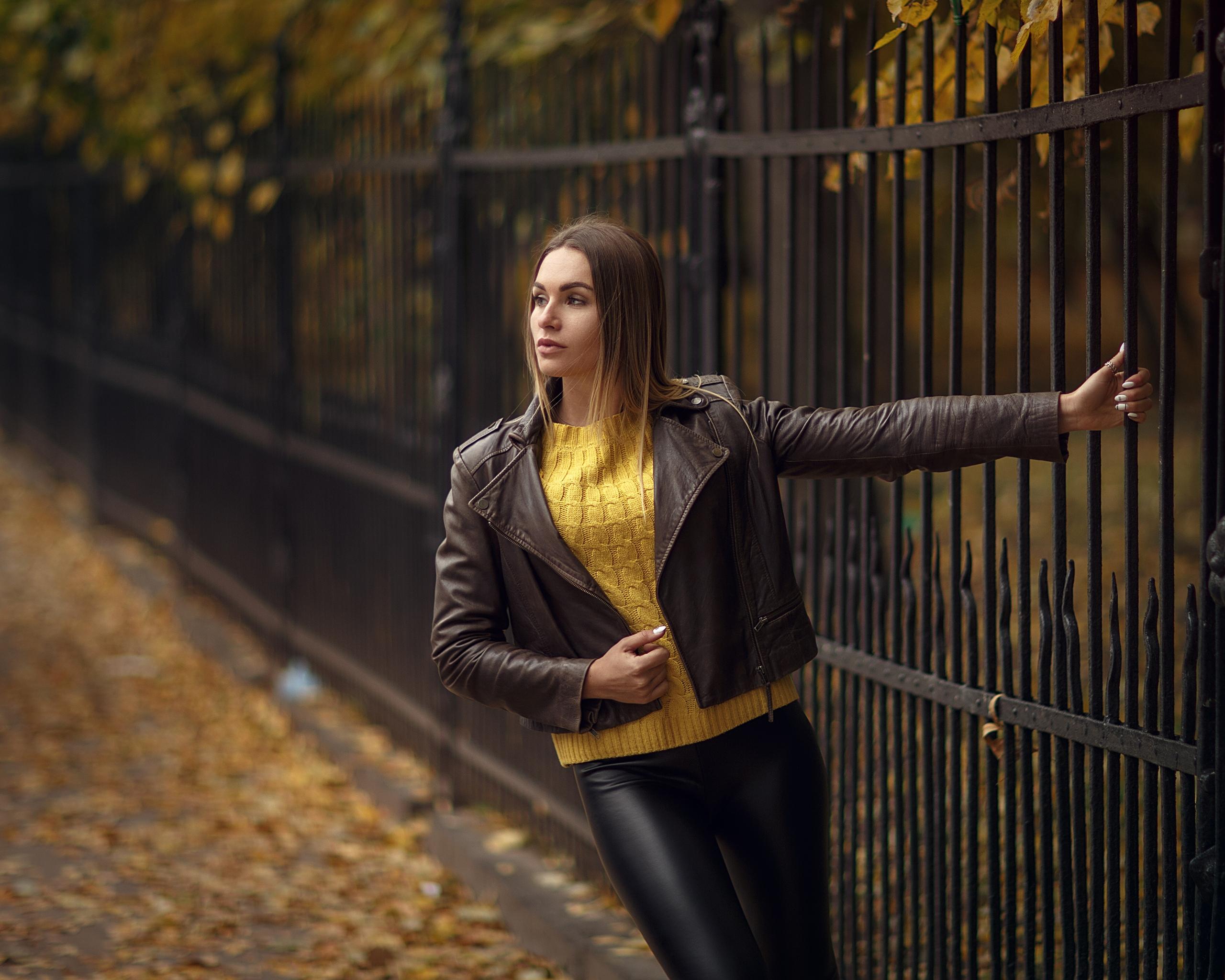 2560x2048 Brunette Depth Of Field Fence Girl Leather Jacket Model Woman Wallpaper:2560x2048