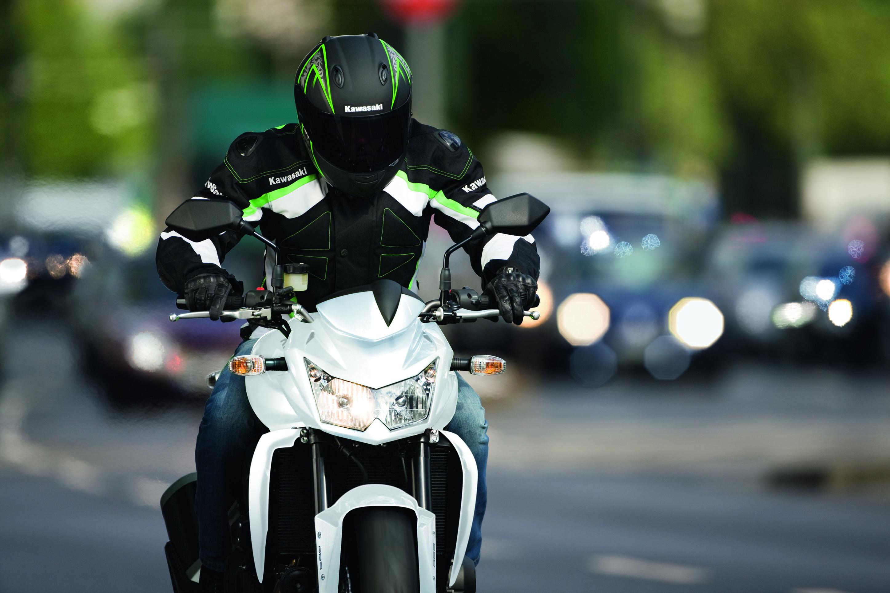 2894x1930 Mototribu : Kawasaki Z 750 2010