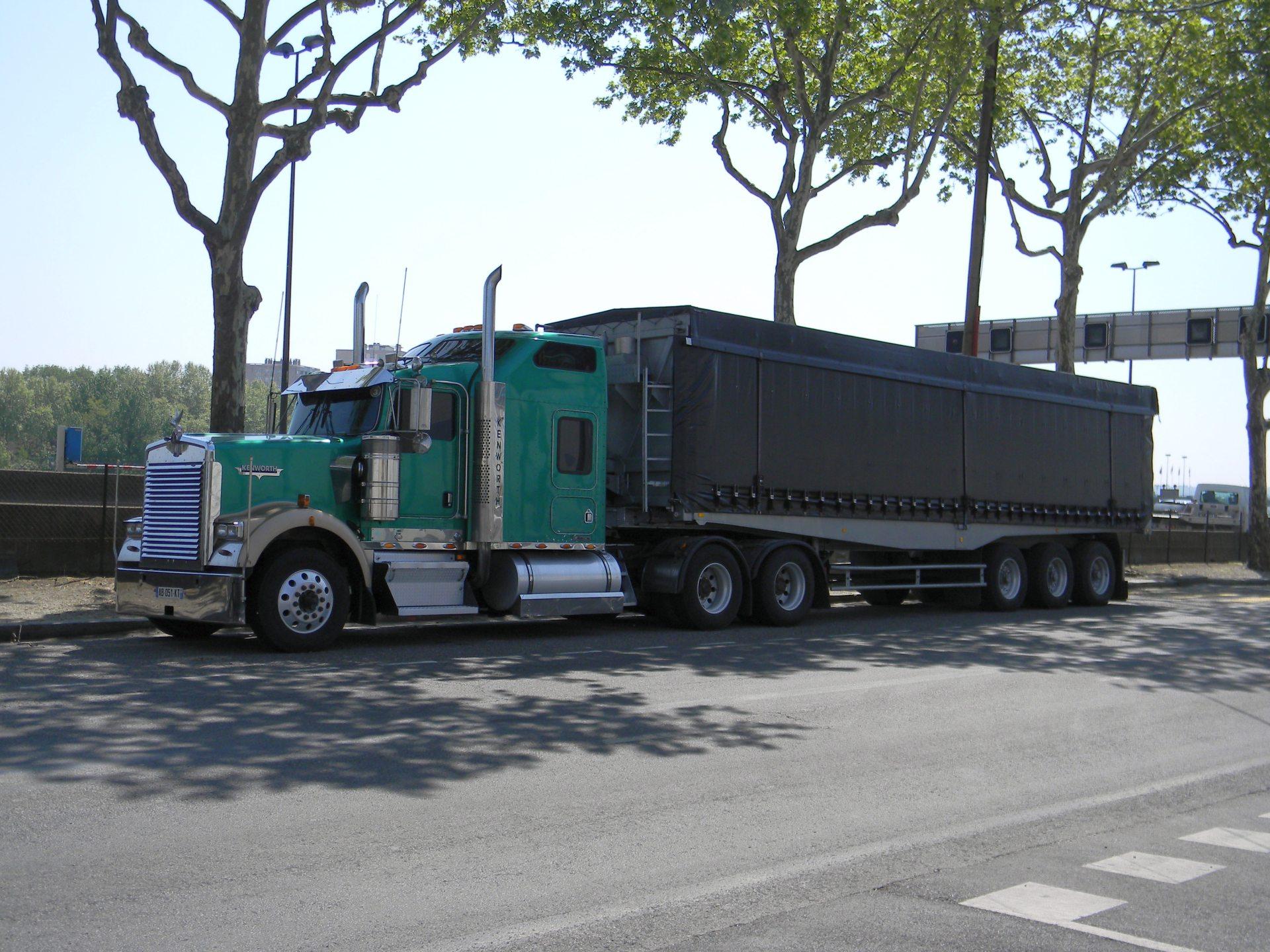 1920x1440 Dark Green Color Kenworth Truck Wallpaper