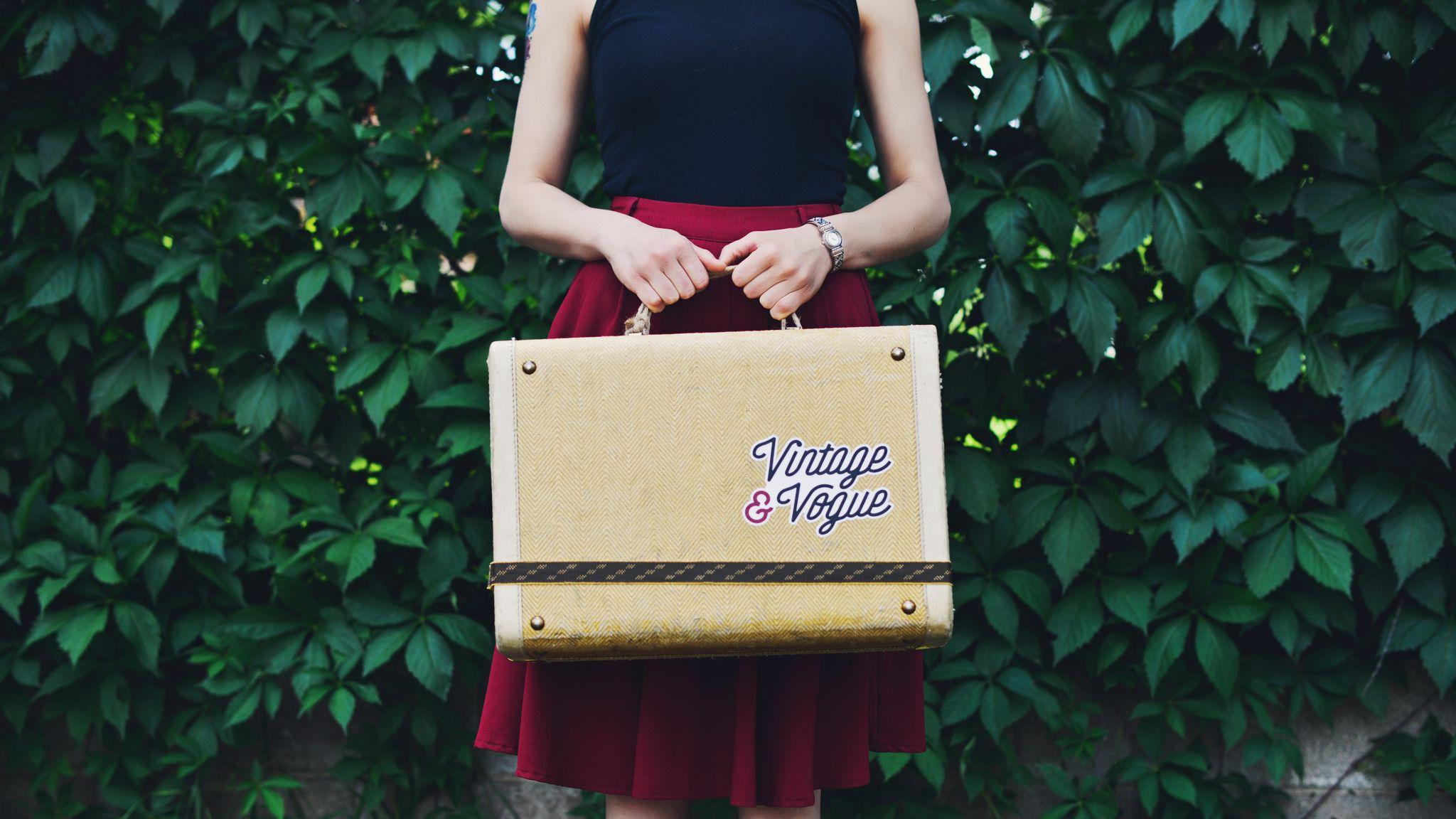 2048x1152 Download wallpaper 2048x1152 suitcase, girl, vintage, vogue, travel ultrawide monitor HD background