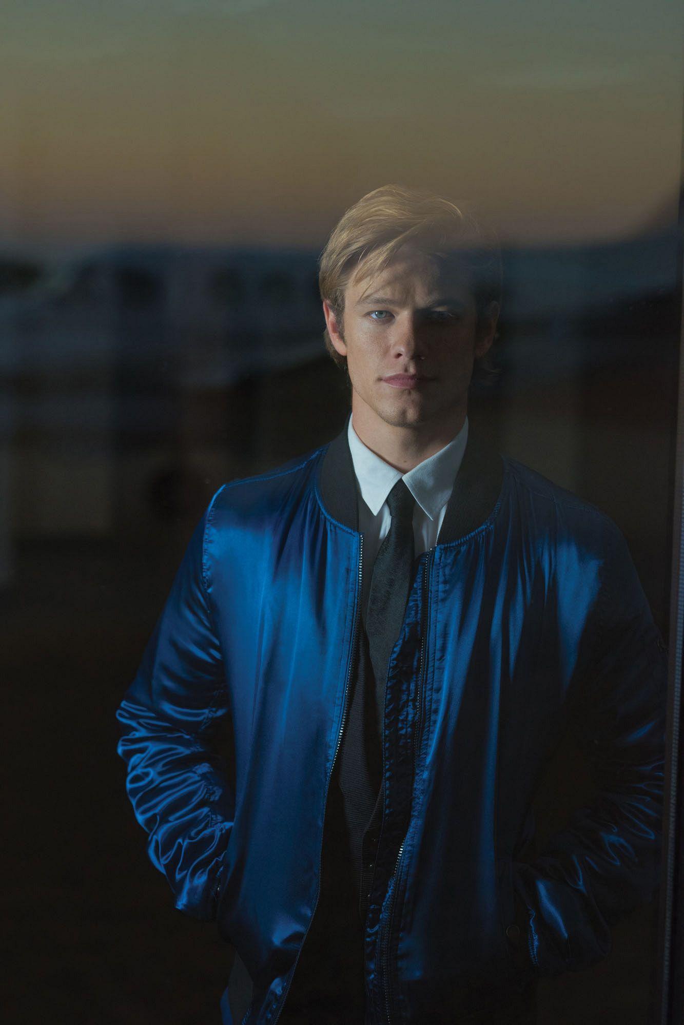 1333x1997 Lucas Till Photohoot