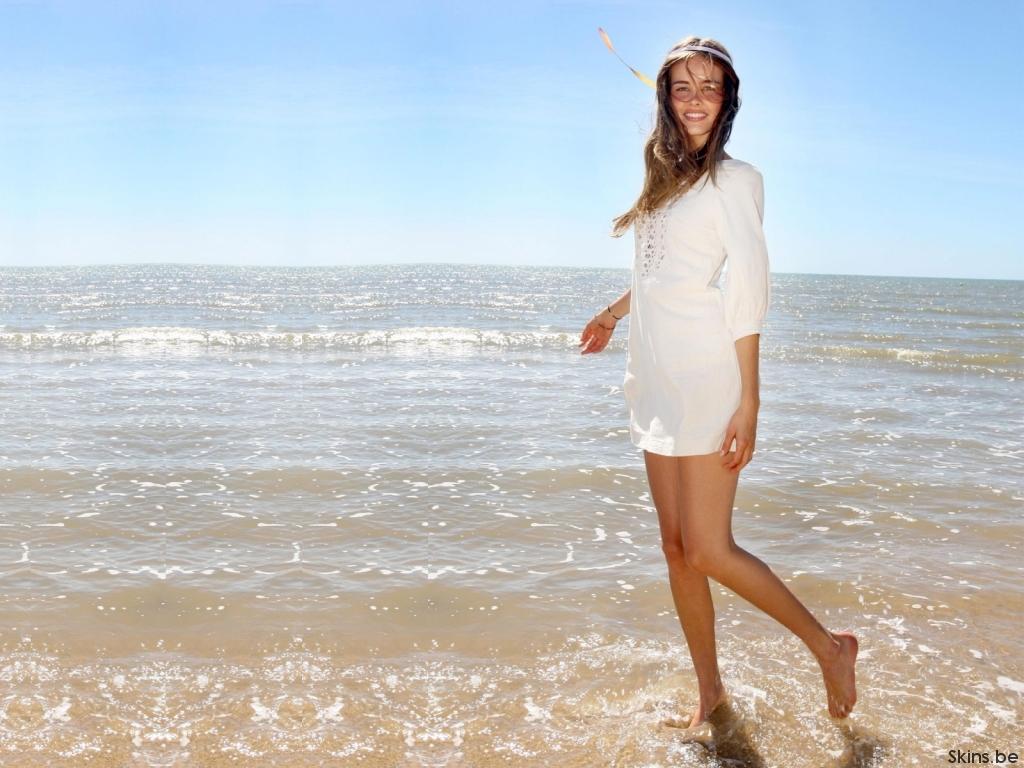 1024x768 Isabel Lucas desktop wallpaper free download in widescreen & HD