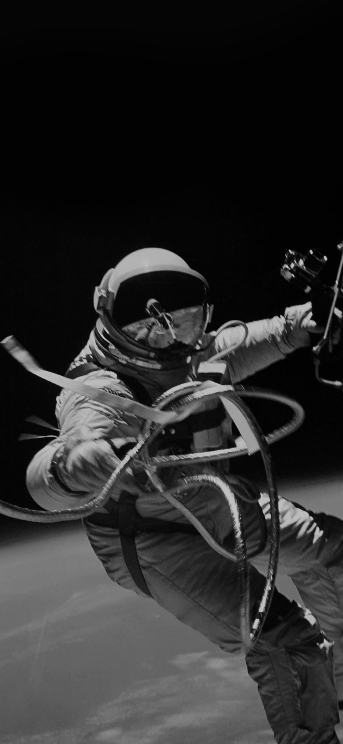 1125x2436 iPhoneXpapers instagram photo astronaut black