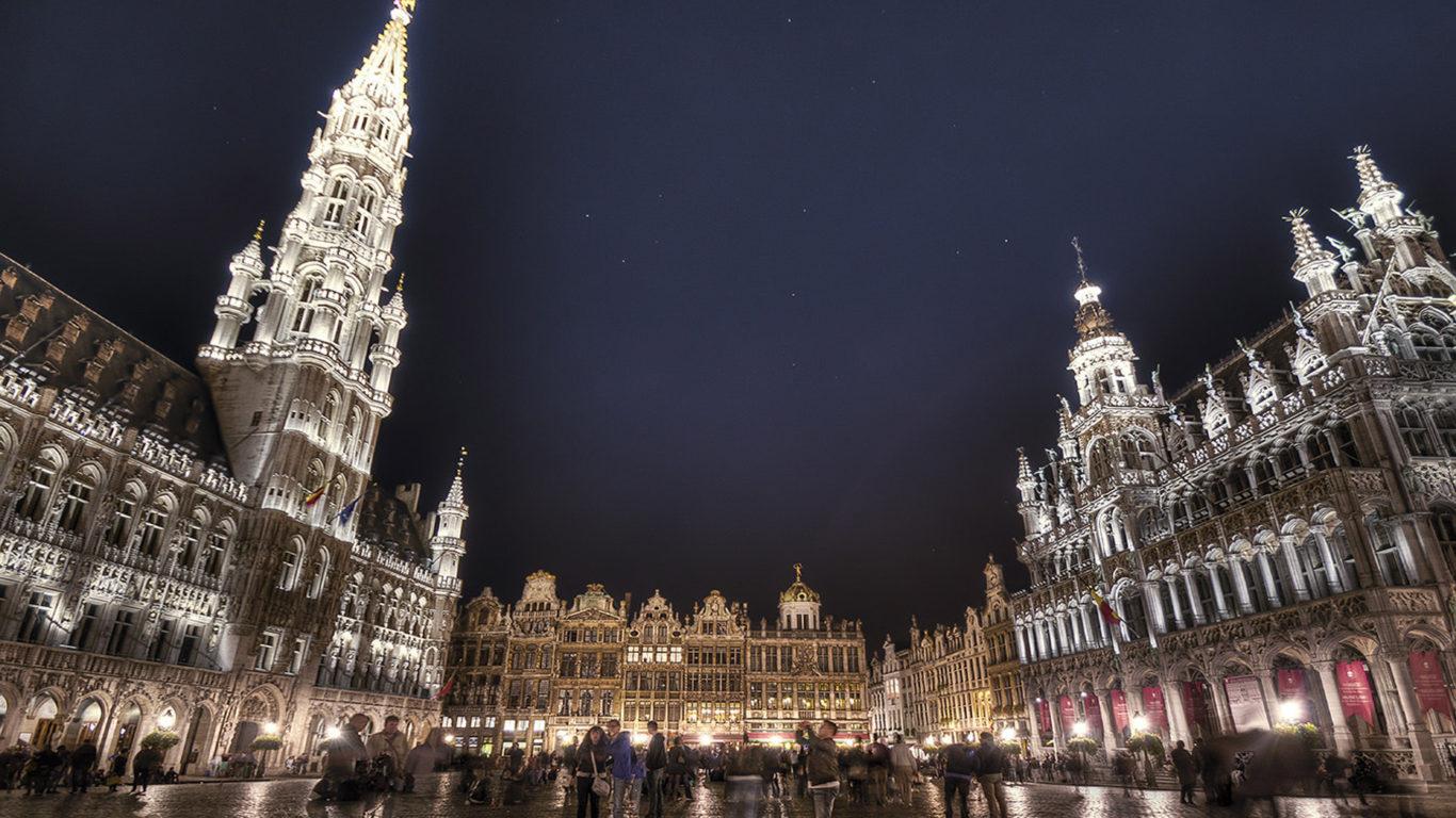 1366x768 Gran Place Brussels Town Hall Brussels Belgium Night Photo Wallpaper HD For Desktop Mobile Phones And Laptops 3840х2400 :