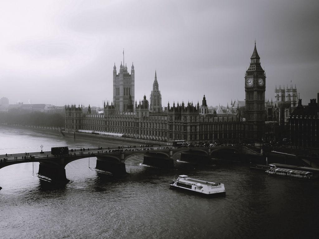 1024x768 Download wallpaper 1024x768 london, mist, river, bridge, big ben, black white standard 4:3 HD background