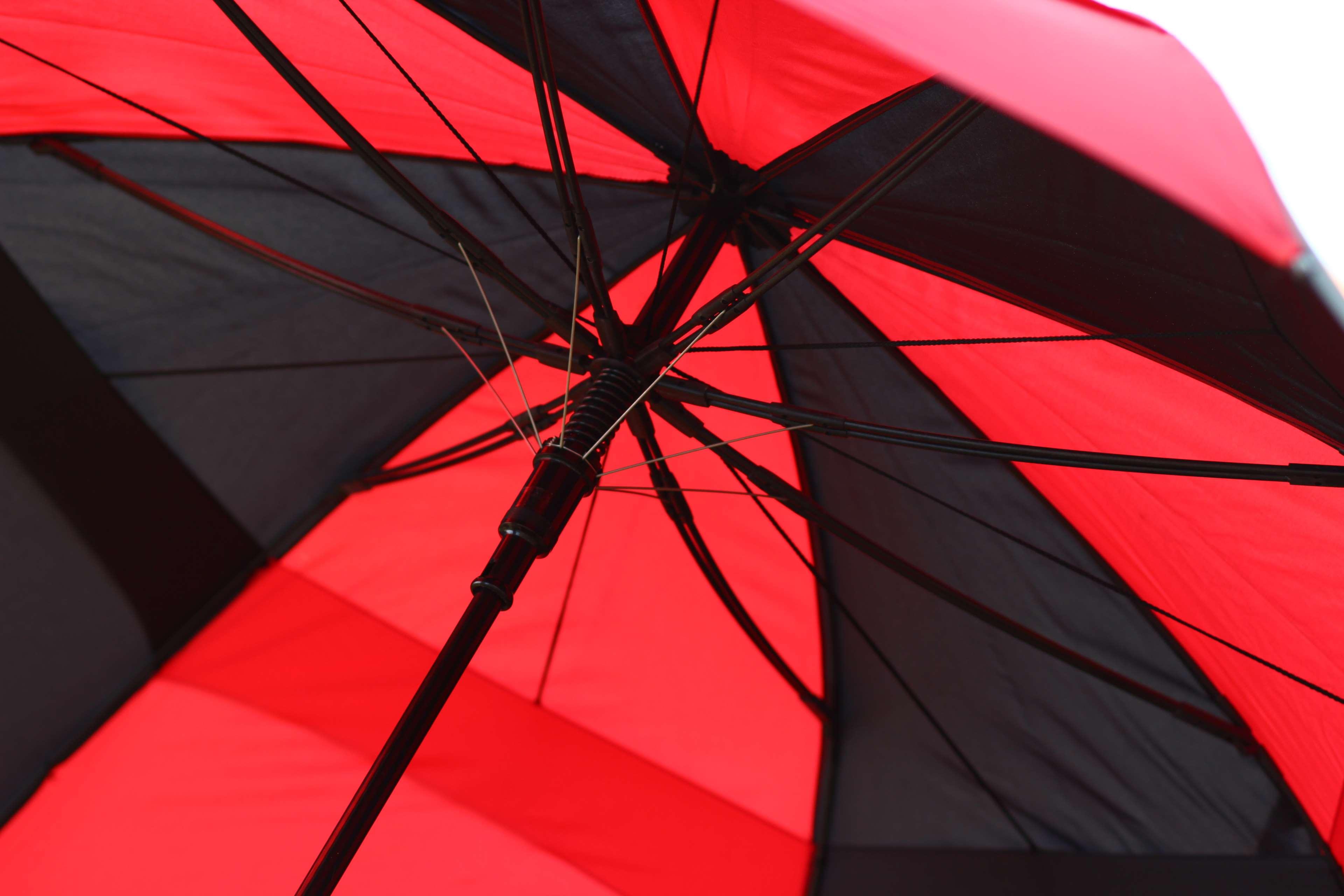 Красно черные фотографии. Красный зонт. Черно красная абстракция. Красный зонт на черном фоне. Чернокрассные картинки.