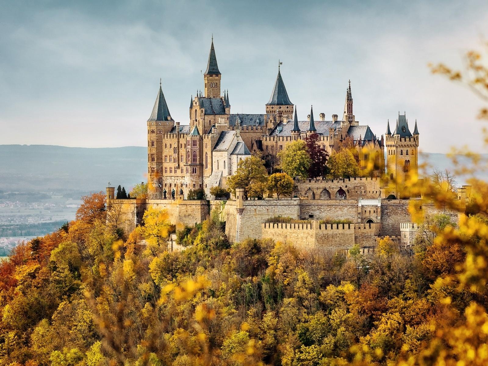 1600x1200 Hohenzollern Castle in autumn German wallpaperx1200