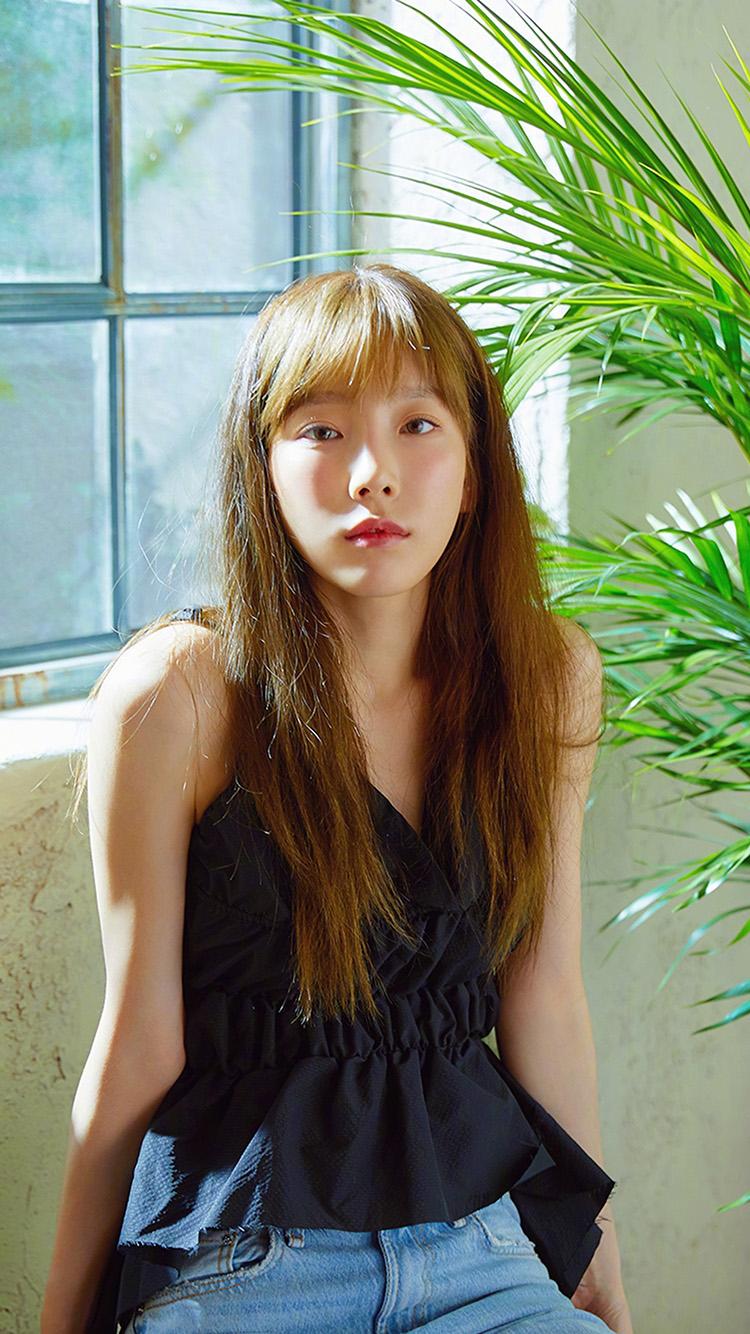 750x1334 Kpop Girl Taeyeon Wallpaper
