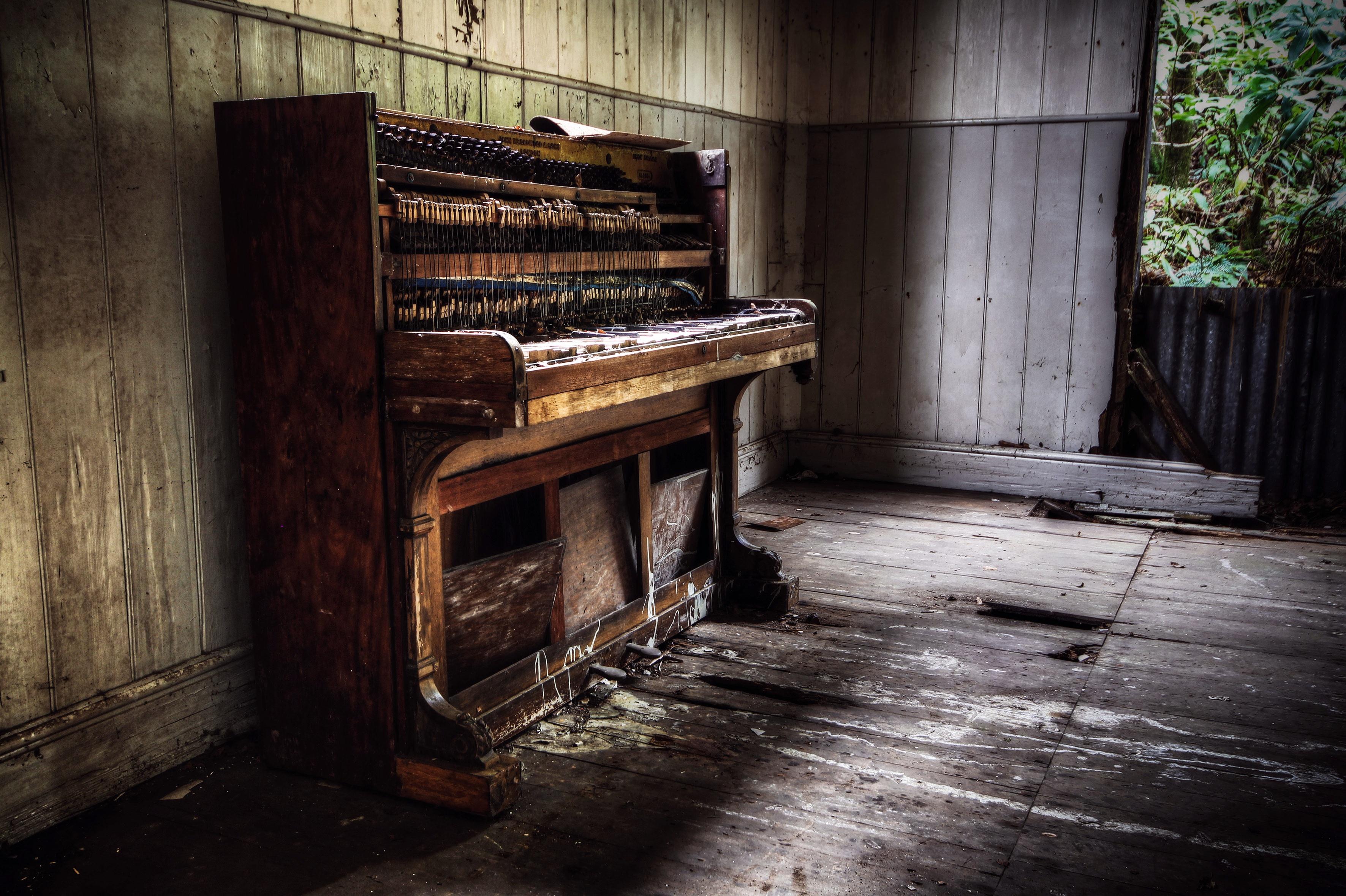 3543x2359 Old piano in the room of an abandoned house wallpaper and image, picture, photo