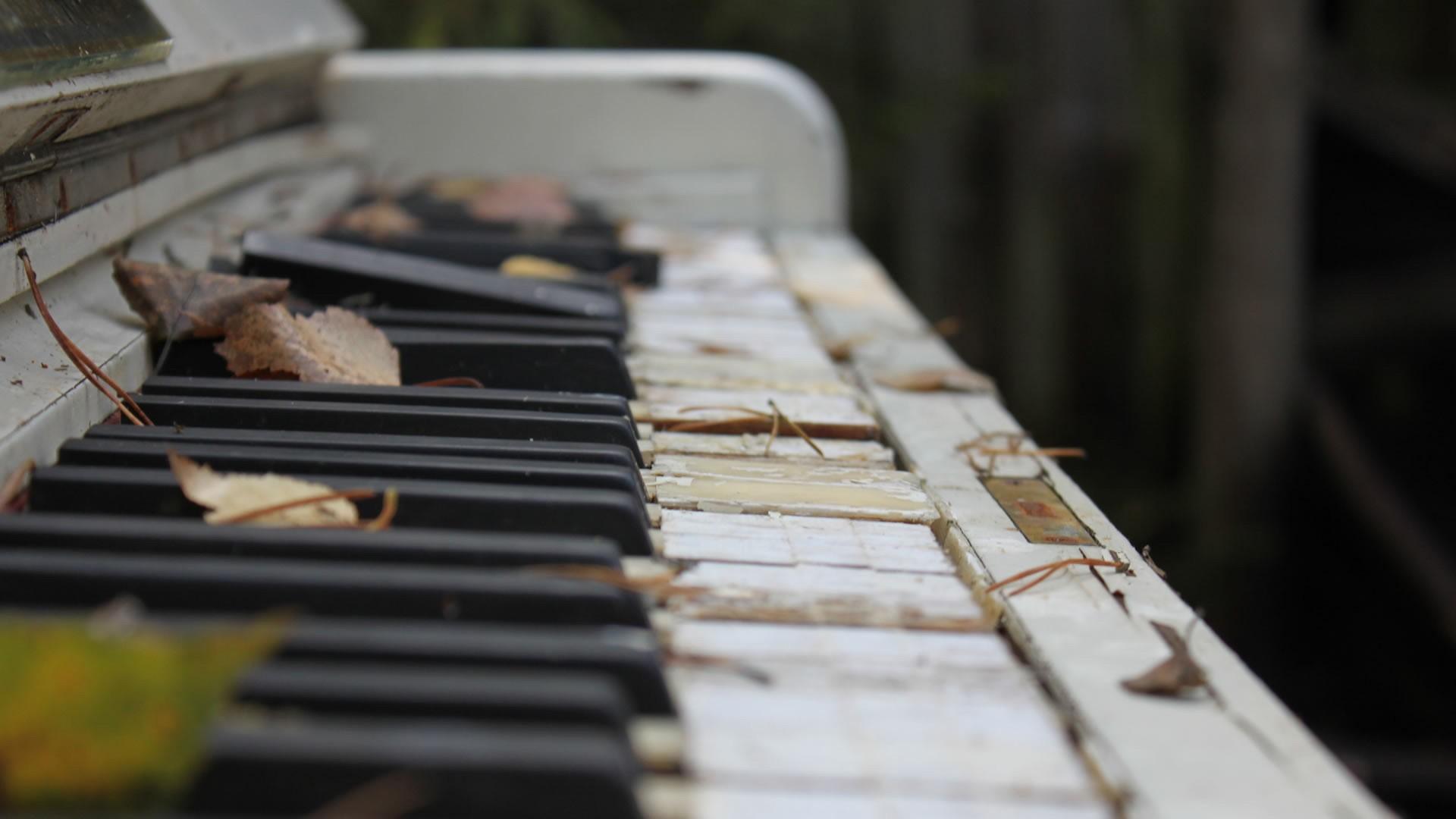 1920x1080 Vintage Piano iPhone Wallpaper