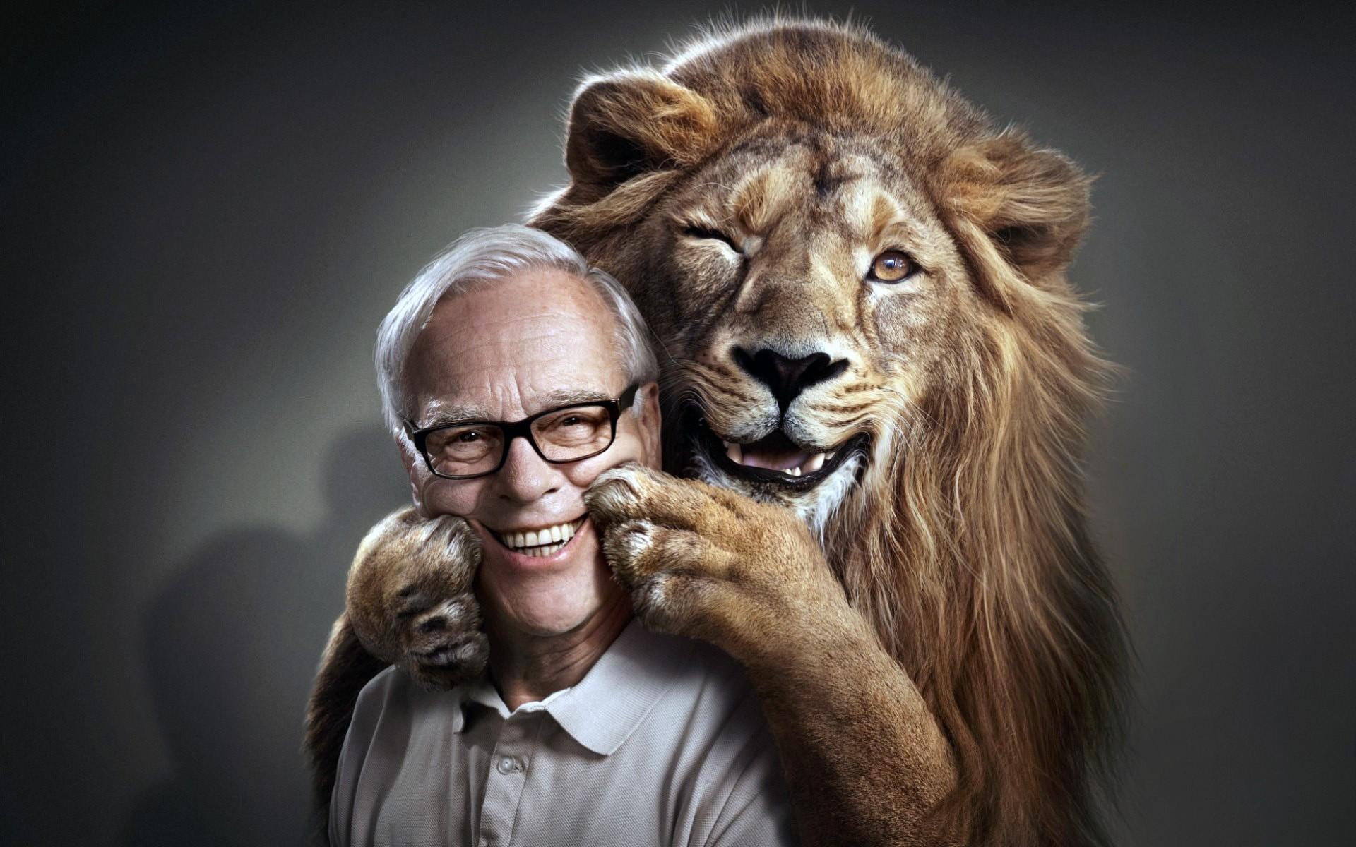 1920x1200 #nature, #photo manipulation, #humor, #animals, #gray background, # men, #glasses, #lion, #smiling, #old people, wallpaper. Mocah HD Wallpaper