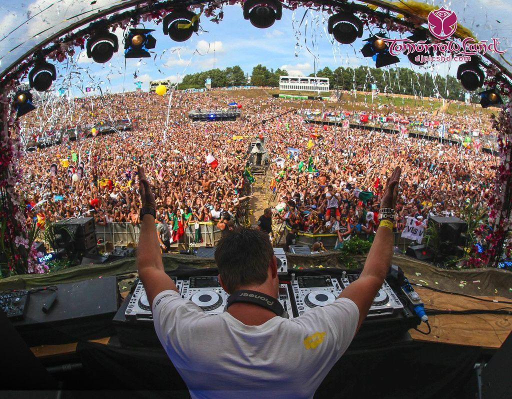 1024x798 yves v live tomorrowland 2013 HD wallpaper people crowd crazy