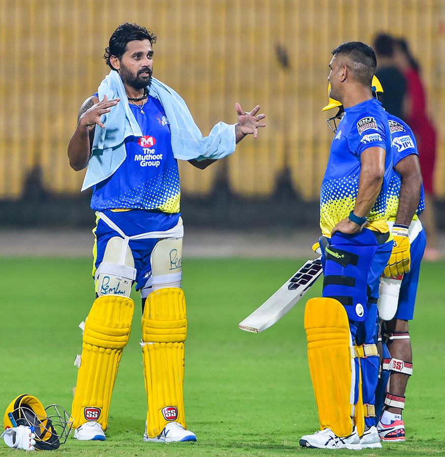 875x900 MS Dhoni Welcomed With Loud Cheers at MAC Stadium in Chennai