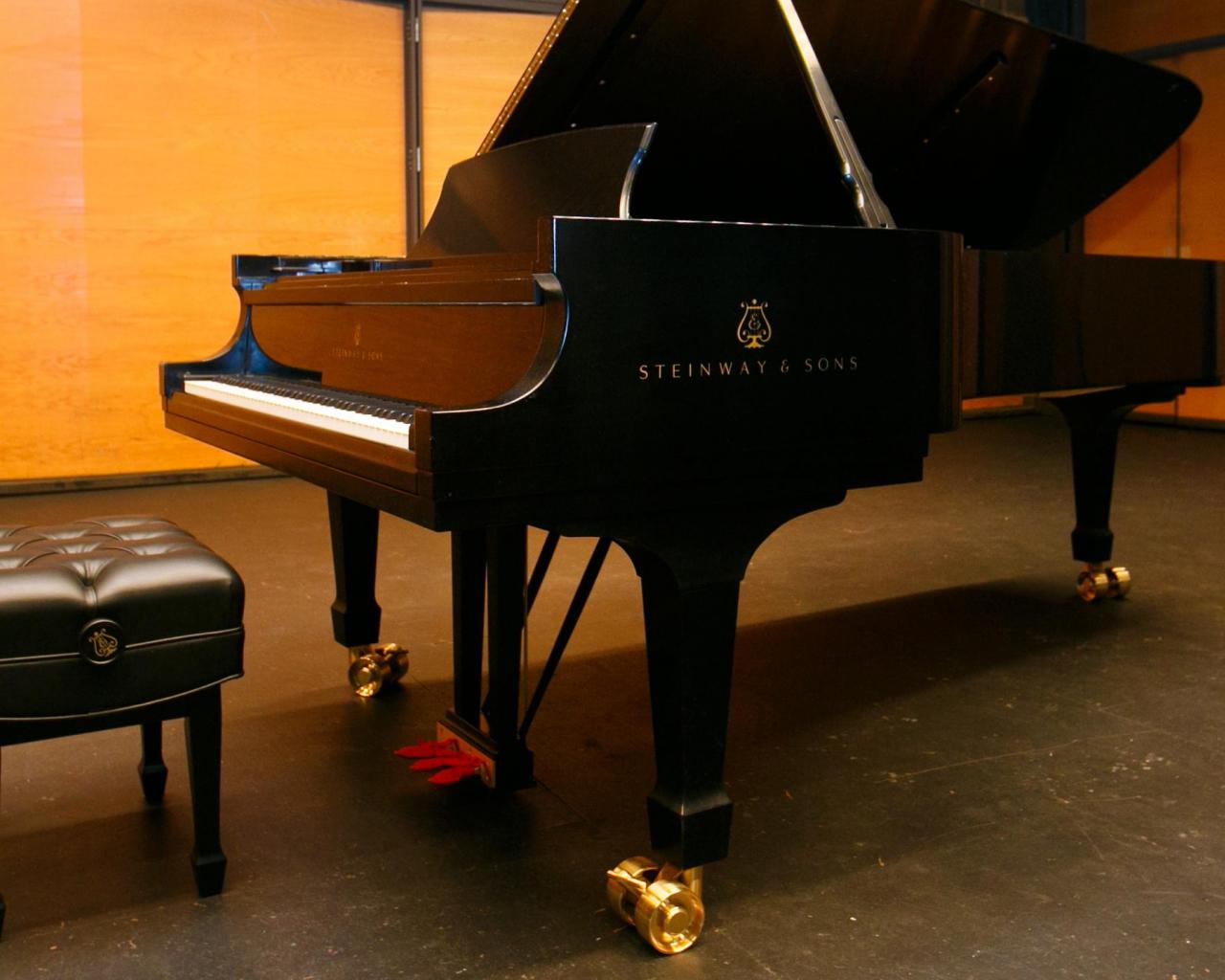 1280x1024 Free Steinway Piano