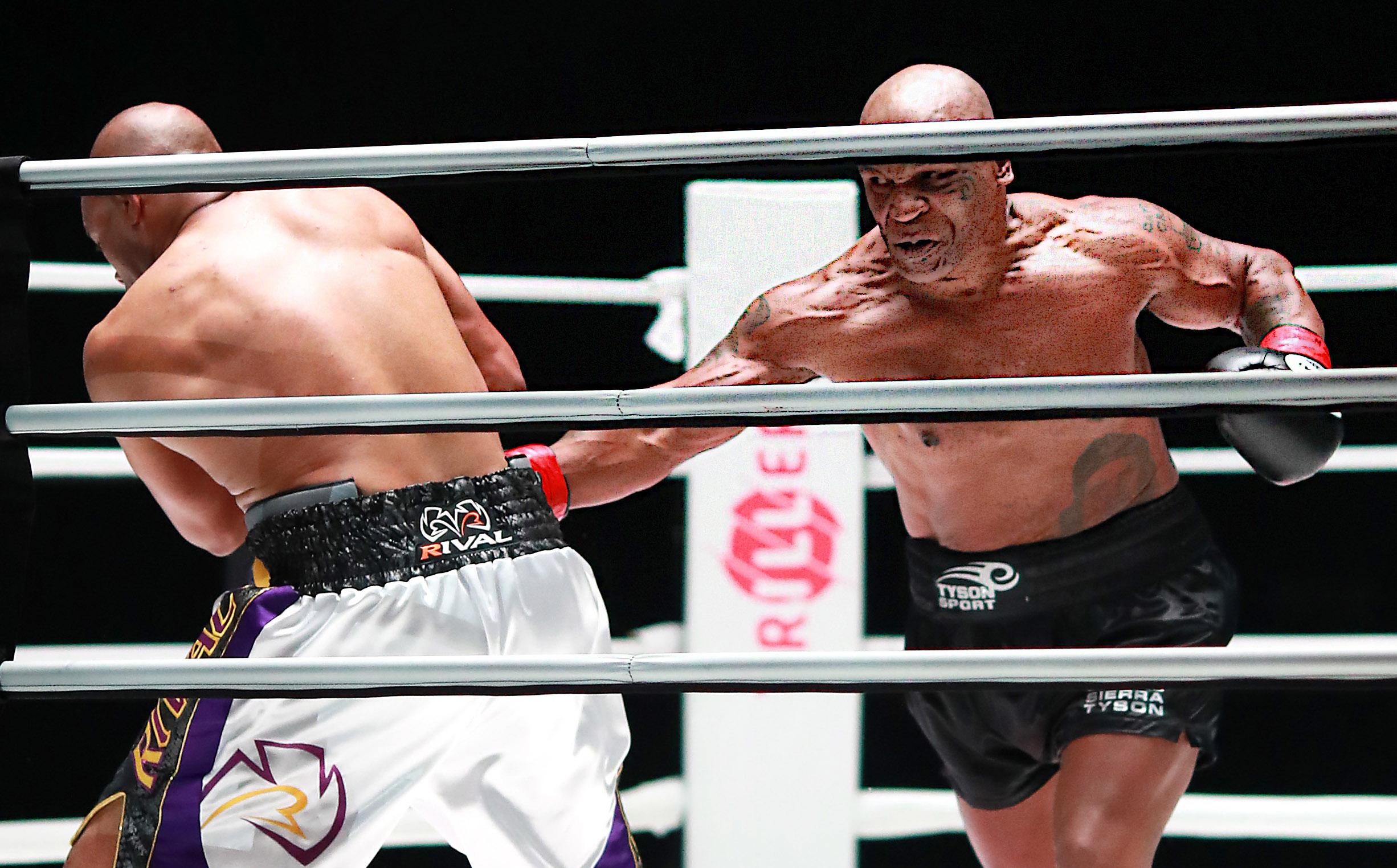 2452x1524 Mike Tyson vs. Roy Jones Jr.: Best photo
