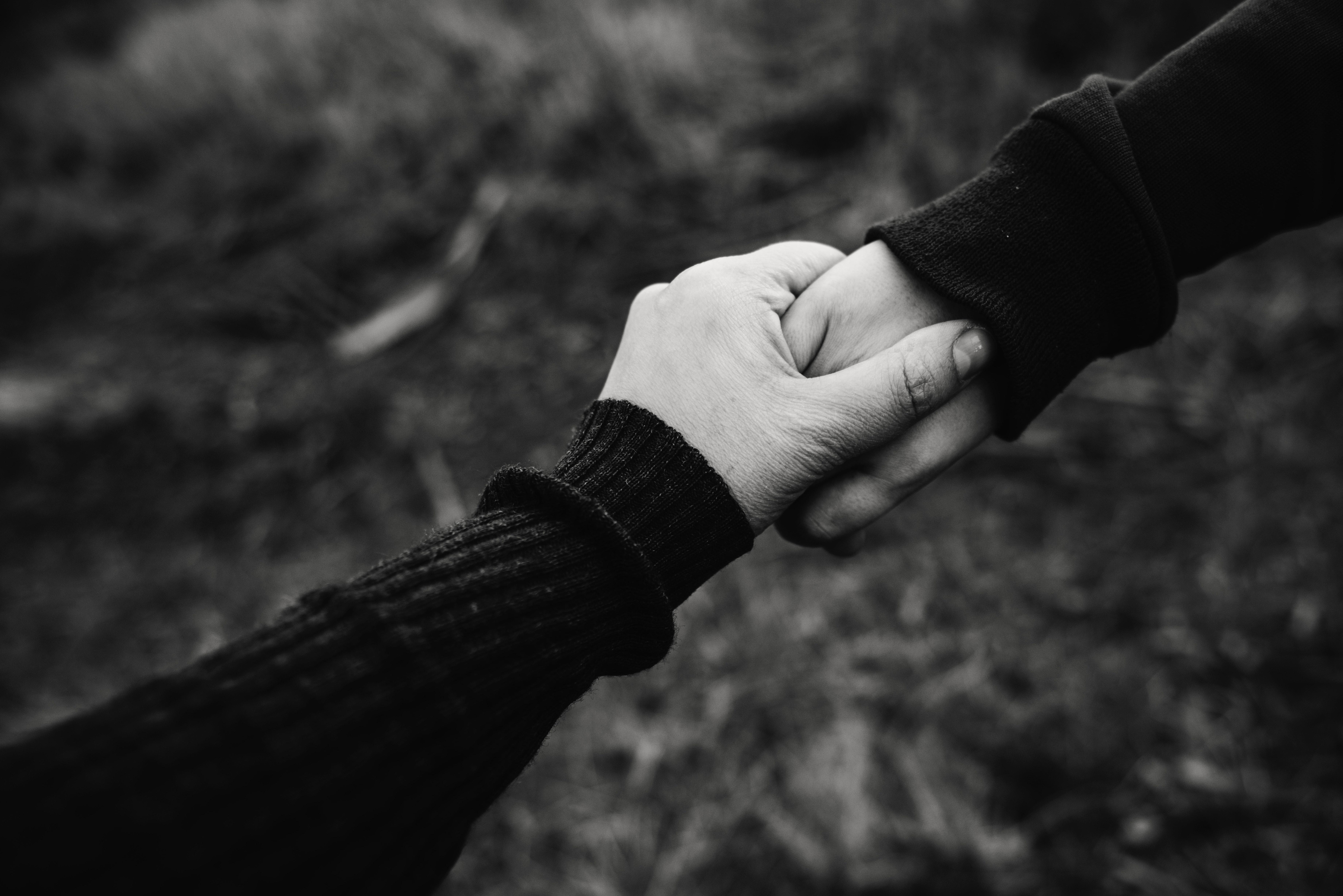 7360x4912 Black and White Photo of Holding Hands · Free