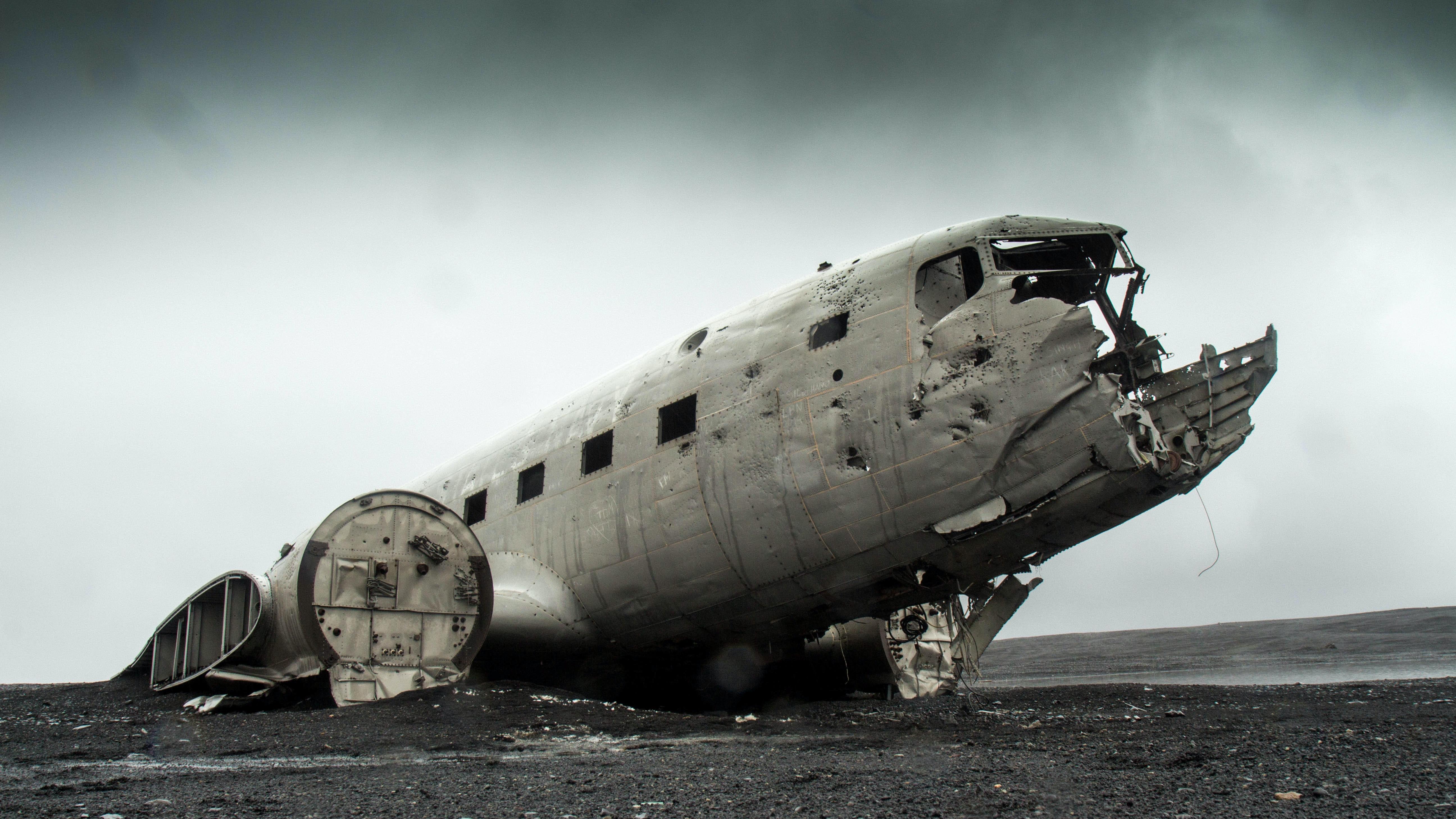 5184x2916 Gray Wrecked Plane Photography · Free