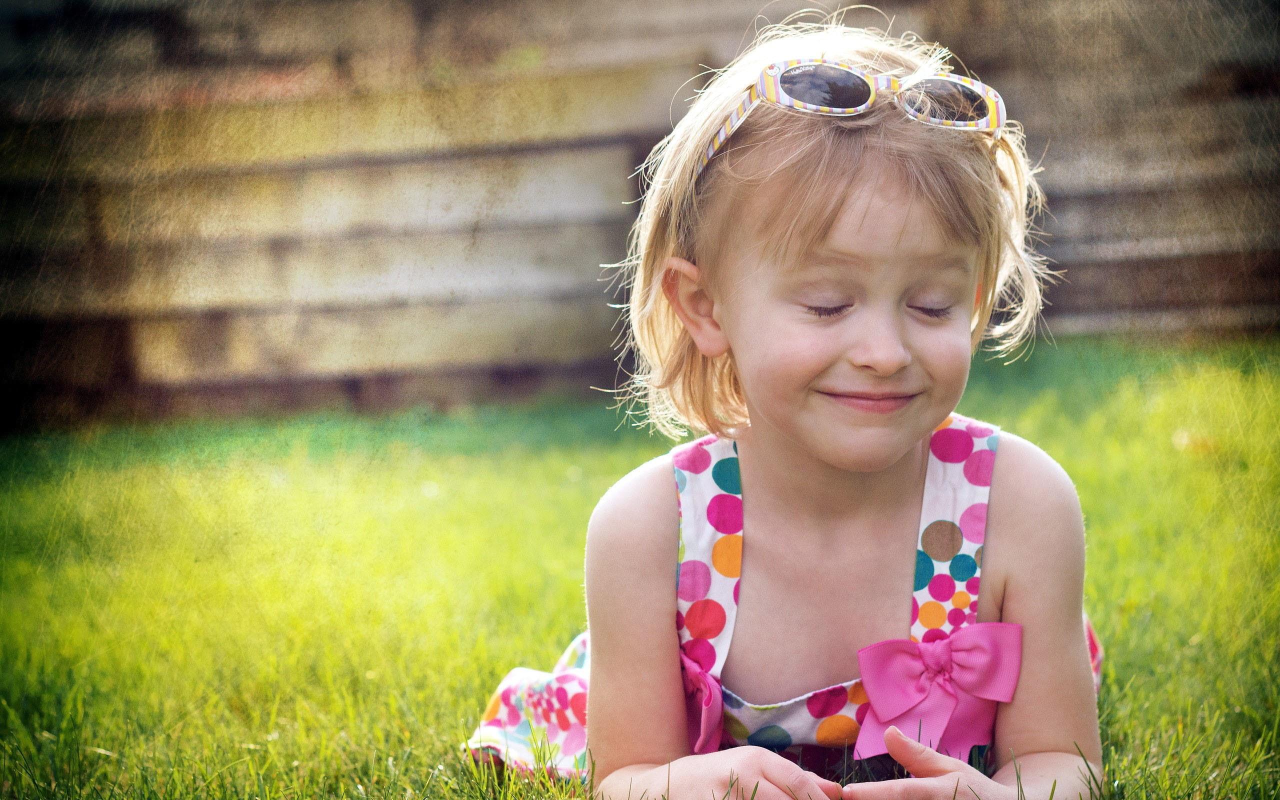 2560x1600 Cute Little Girl 1366x768 Resolution HD 4k Wallpaper, Image, Background, Photo and Picture
