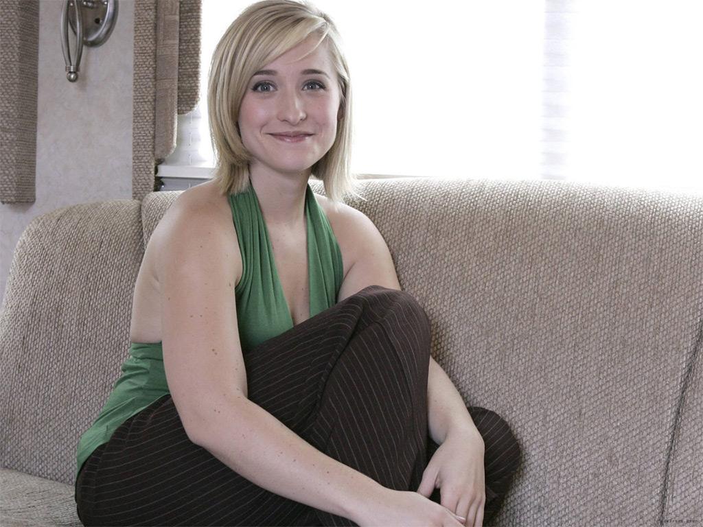 1024x768 Allison Mack desktop wallpaper free download in widescreen & HD