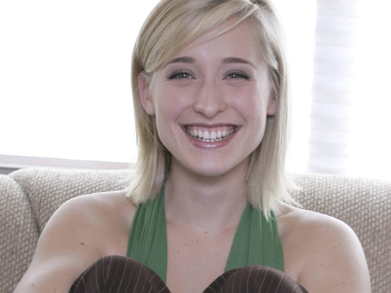 1600x1200 Allison Mack wallpaperx1200