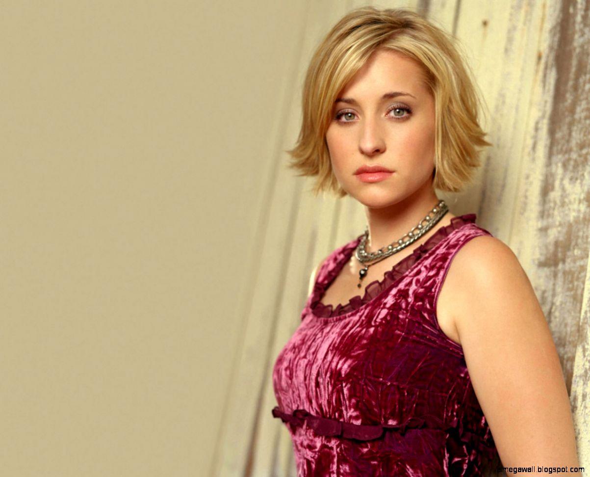 1203x972 Allison Mack Red Dress Wallpaper