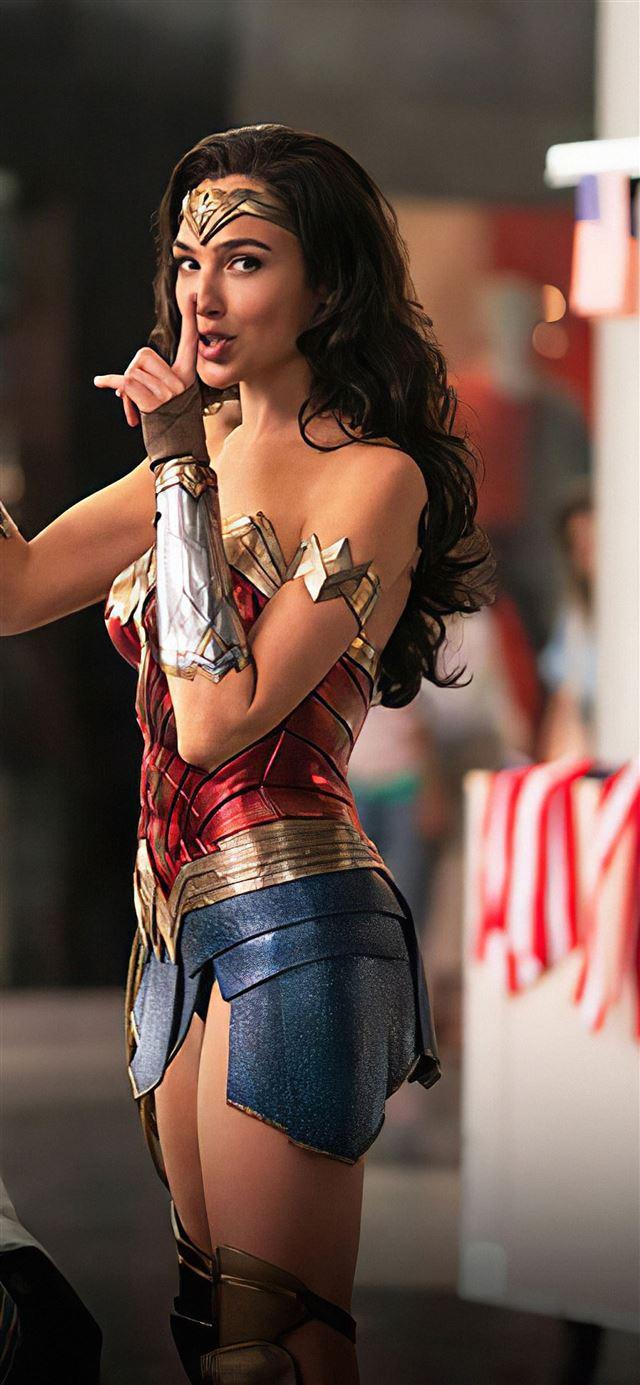 640x1385 Best Gal gadot iPhone 11 HD Wallpaper