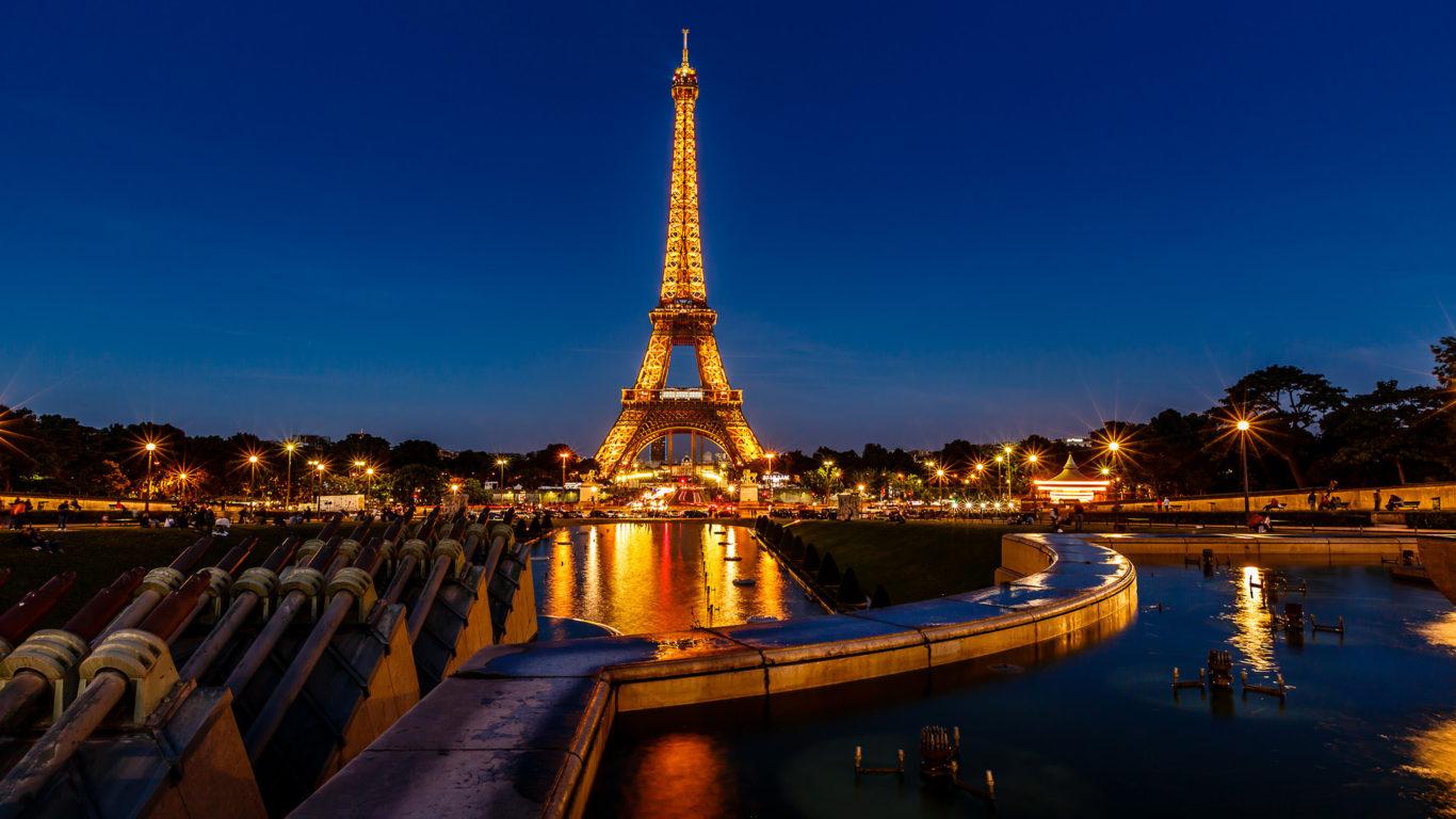 1366x768 Trocadero Fountains In The Evening And Eiffel Tower Paris France HD Desktop Wallpaper For Tablets And Mobile Phones 3840x2400 :