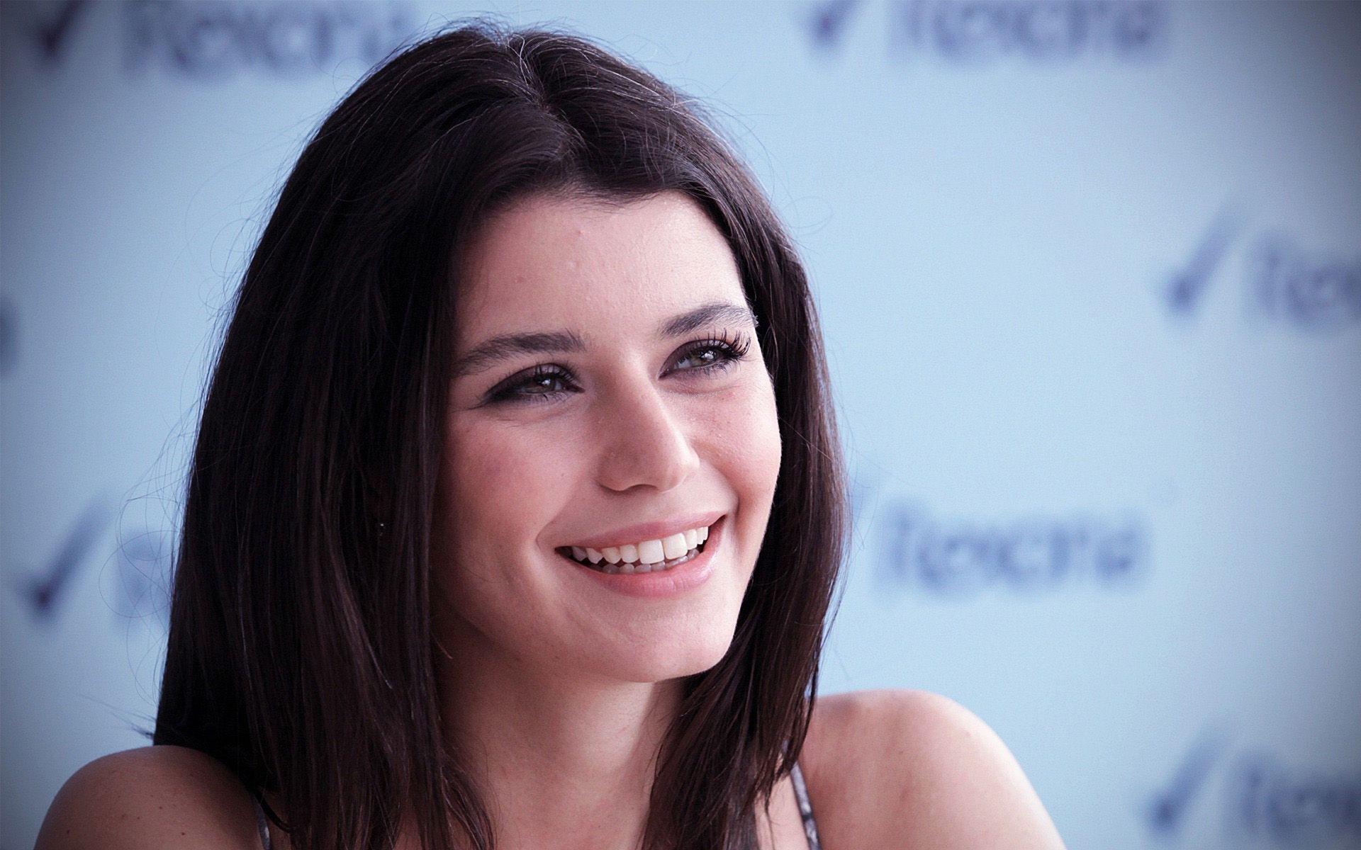 1920x1200 Turkish Actress Wallpaper