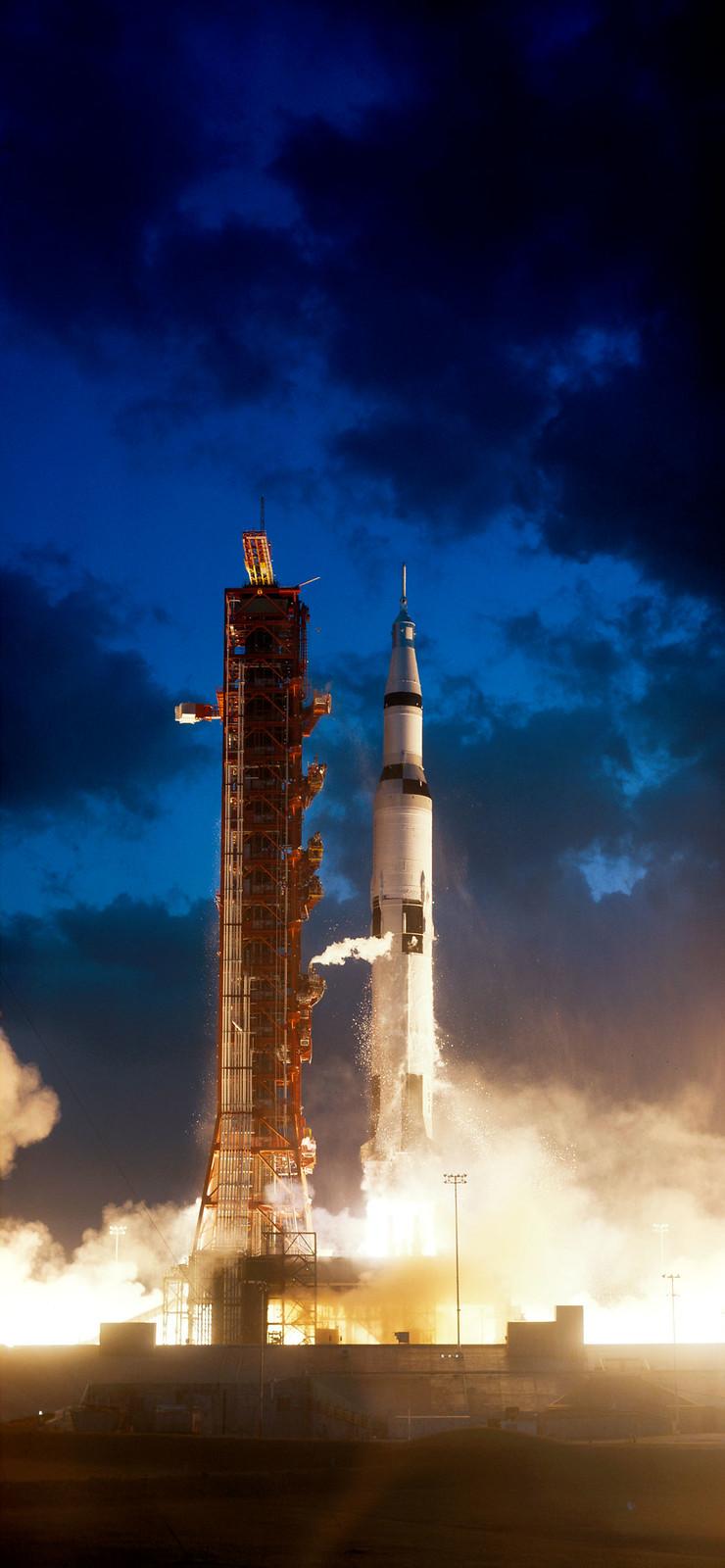 740x1600 The Saturn V