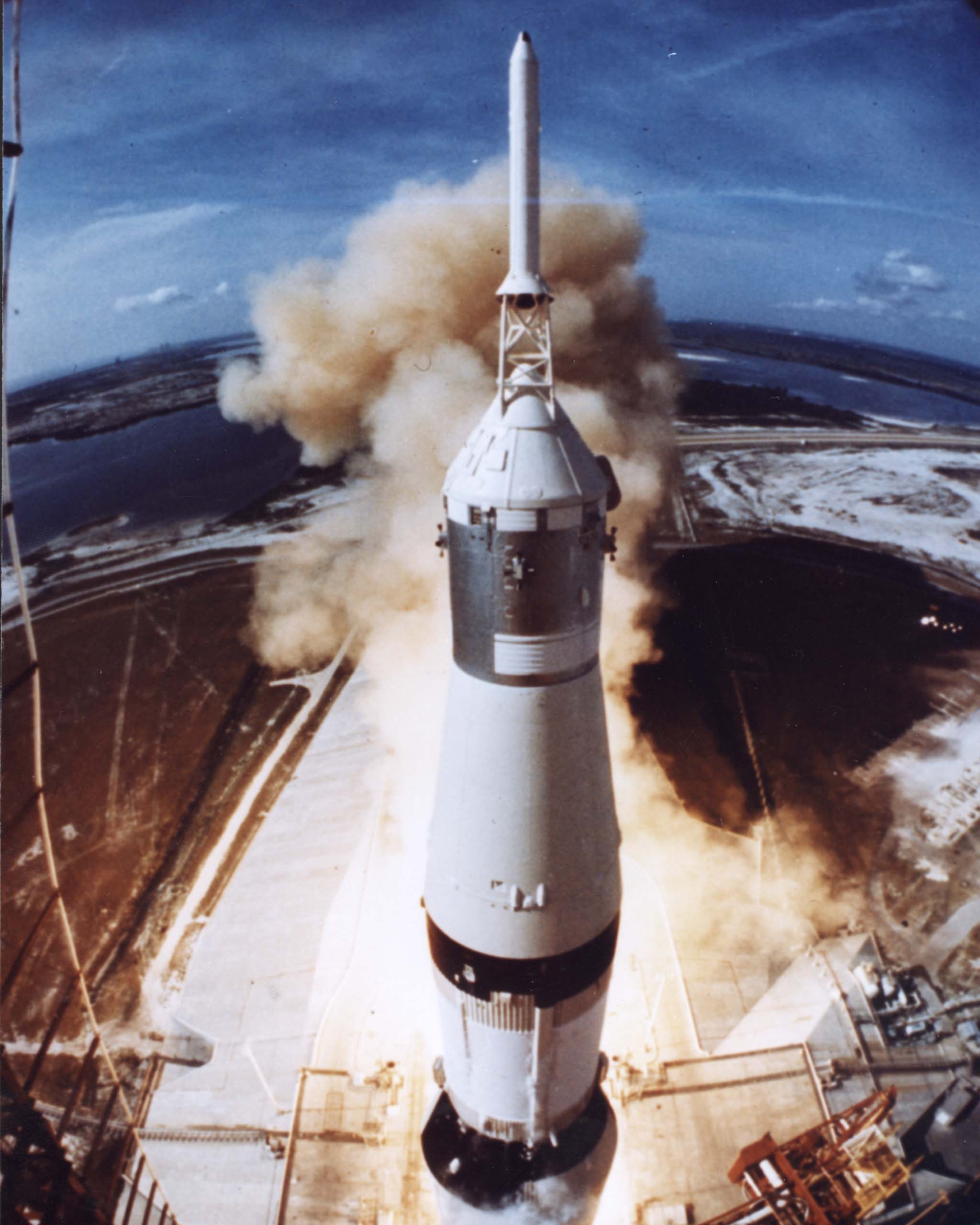 2048x2560 Things: Rockets We Love Saturn V