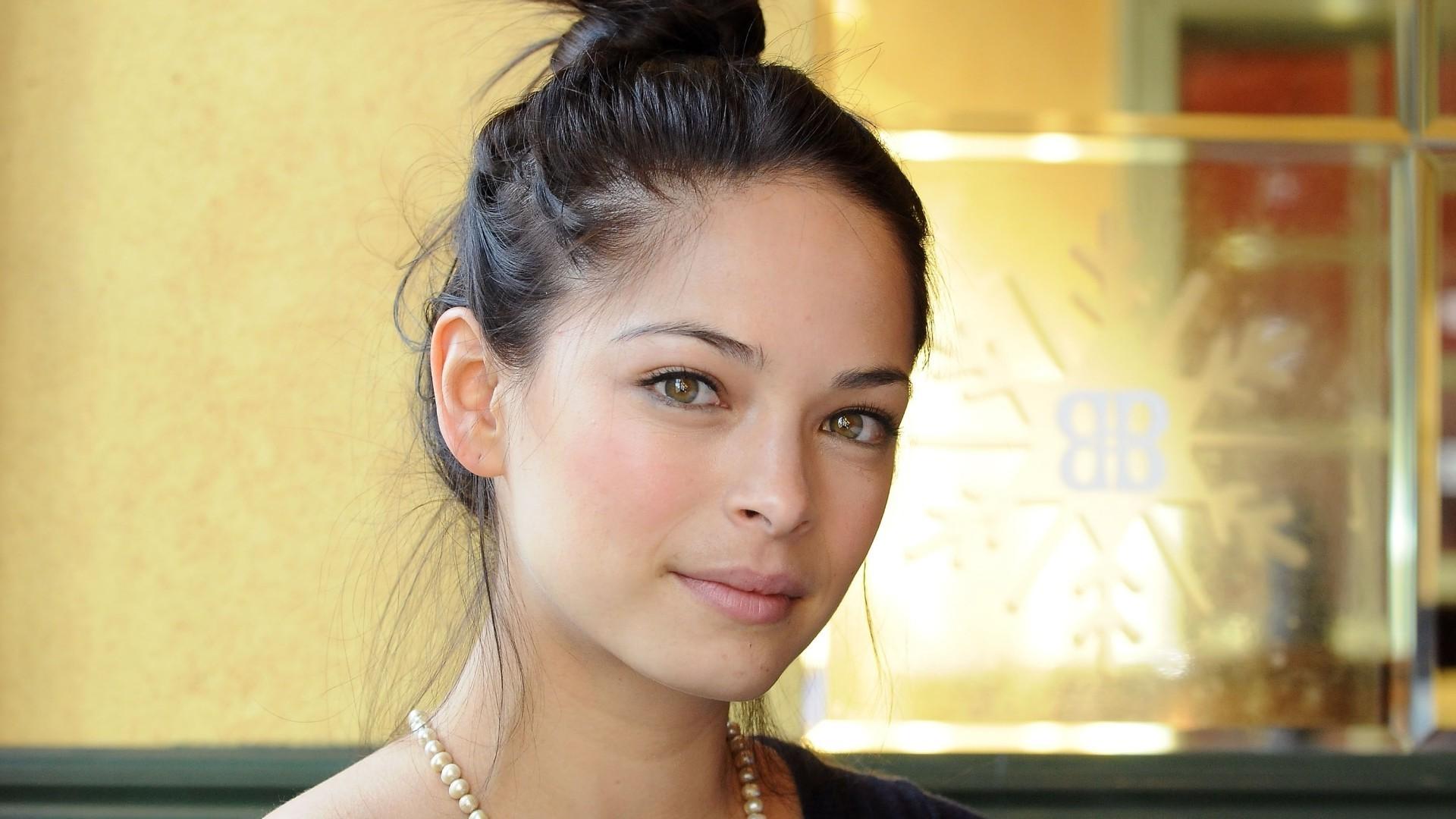 1920x1080 face, Kristin Kreuk, Women, Brunette, Actress, Model, Pearl Necklace Wallpaper HD / Desktop and Mobile Background
