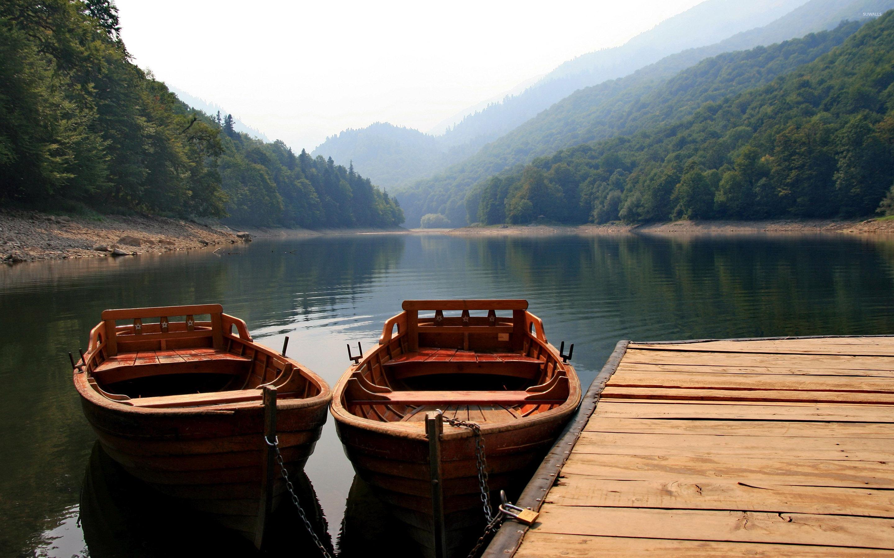 2880x1800 Boats chained to the mountain lake pier wallpaper wallpaper