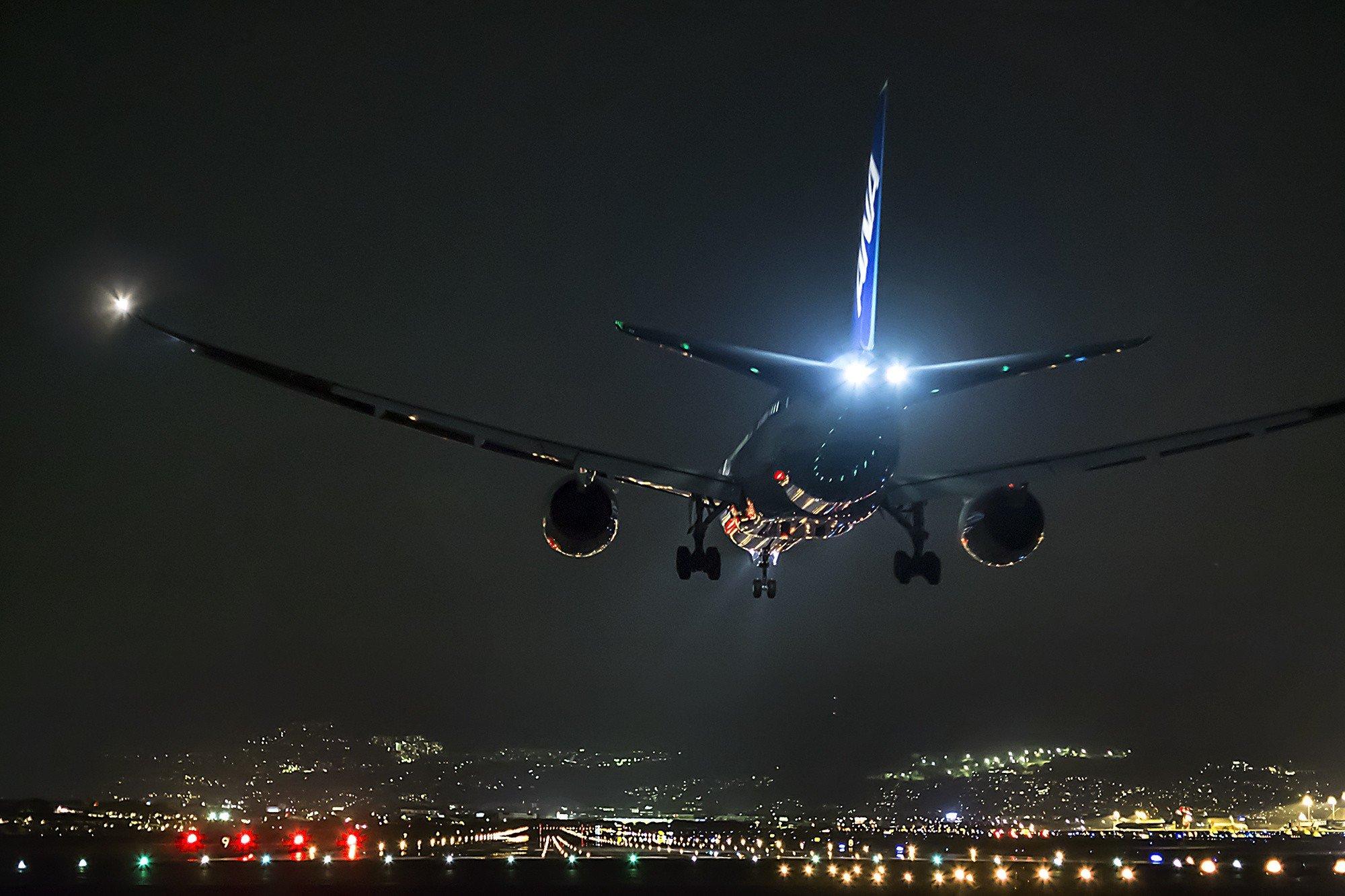 2000x1333 boeing airplane aircraft boeing 777 night airport runway landing wallpaper