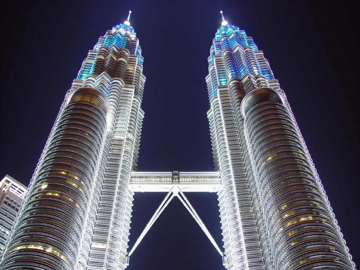 1200x900 Base Jumping Petronas Twin Towers Kuala Lumpur Malaysia